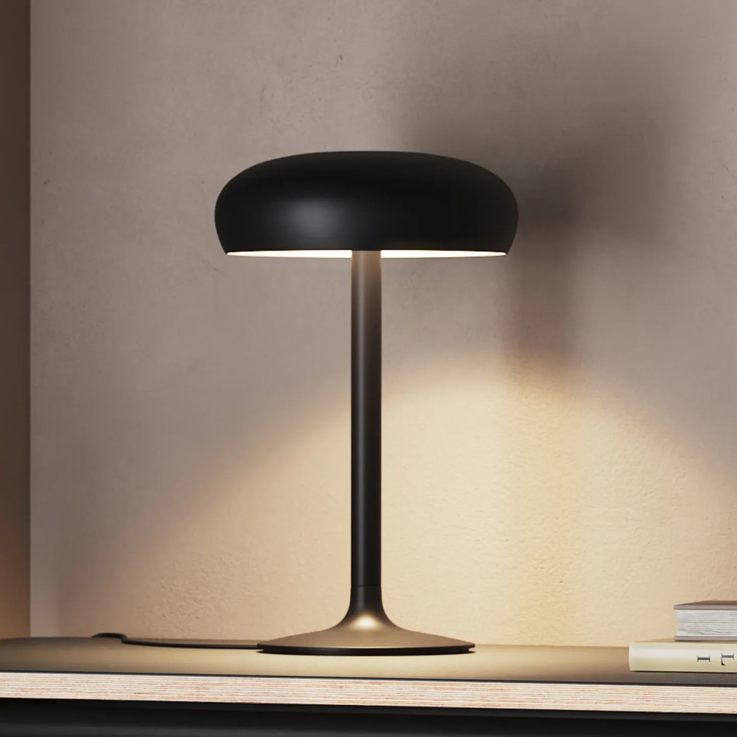 Emendo Tischleuchte Black - PLEASE WAIT to be SEATED - Wohnzimmer - Modern - Aluminium - Mit Schirm