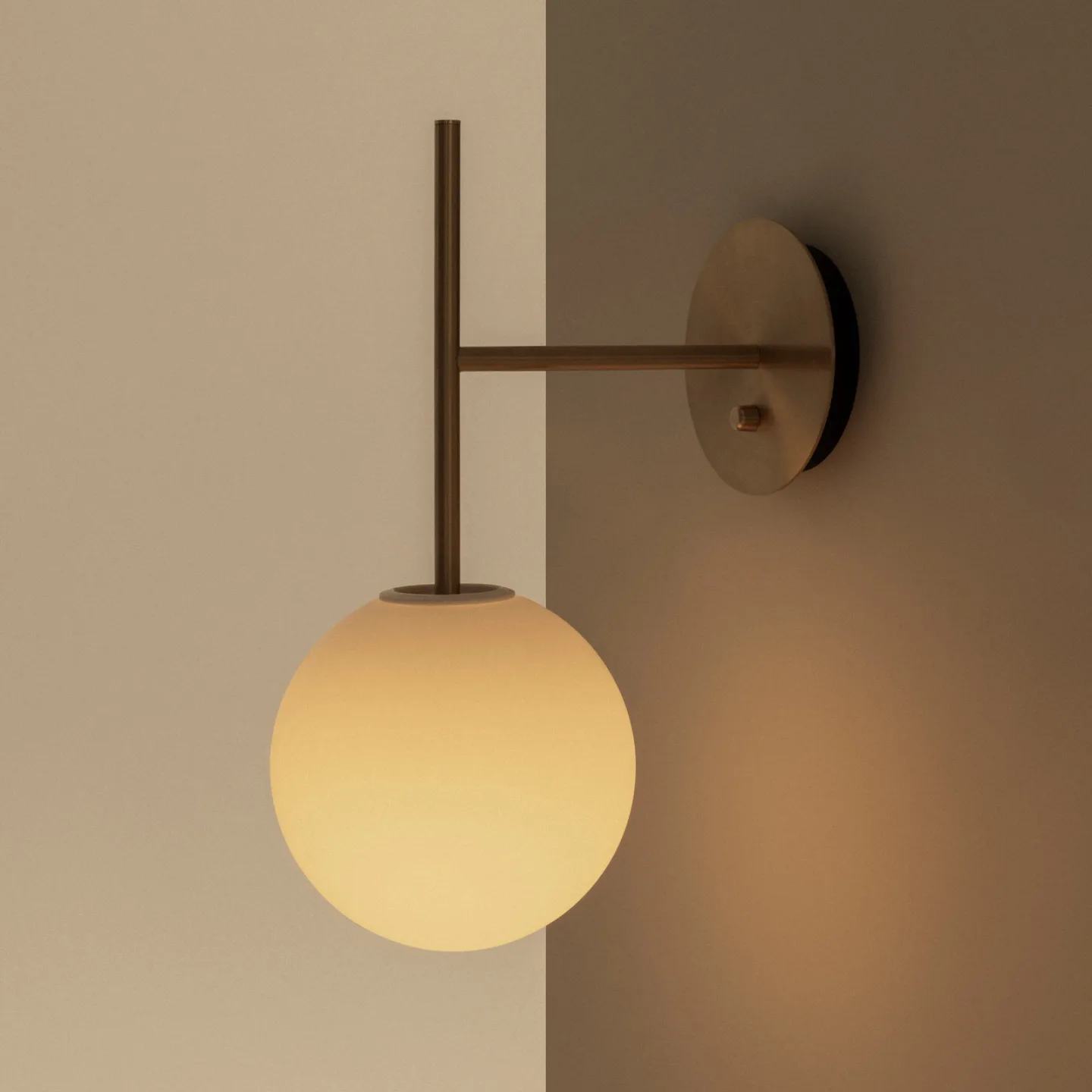 Væglampe TR Bulb Suspended messing, dæmpbar - Audo Copenhagen - Stue - Med én lyskilde