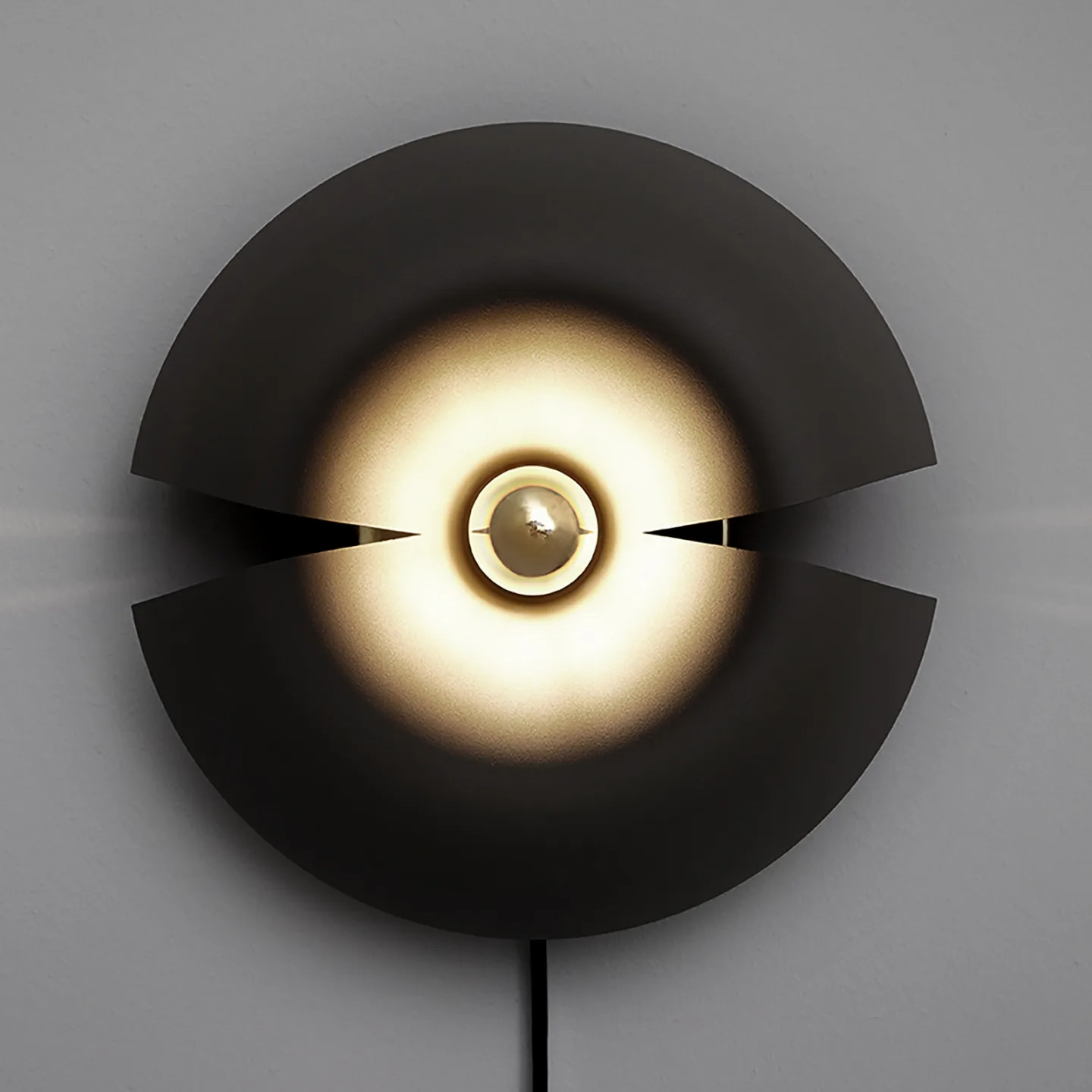 Cycnus vägglampa Ø30 svart/guld - AYTM - Vardagsrum - Design - Aluminium - Rund