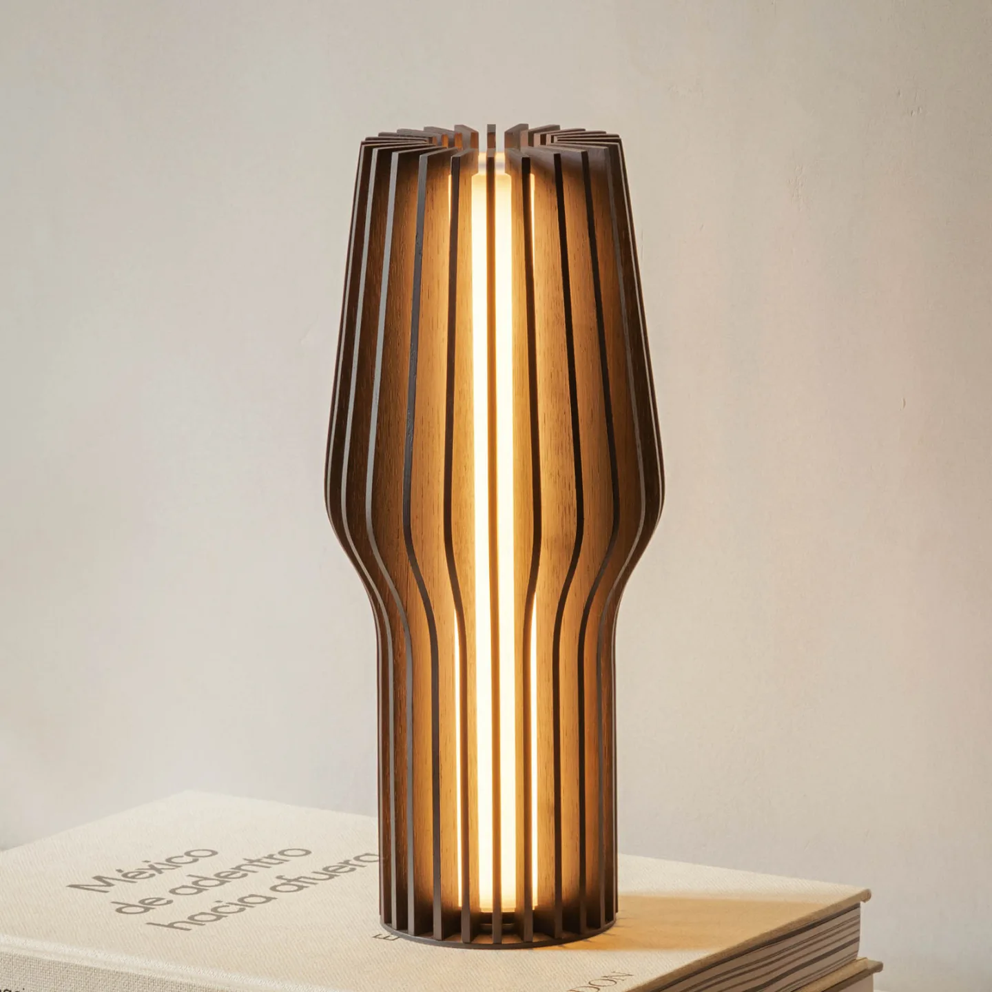 Radiant Portable Tischlampe Smoked Oak - PLEASE WAIT to be SEATED - Wohnzimmer - Design - Holz