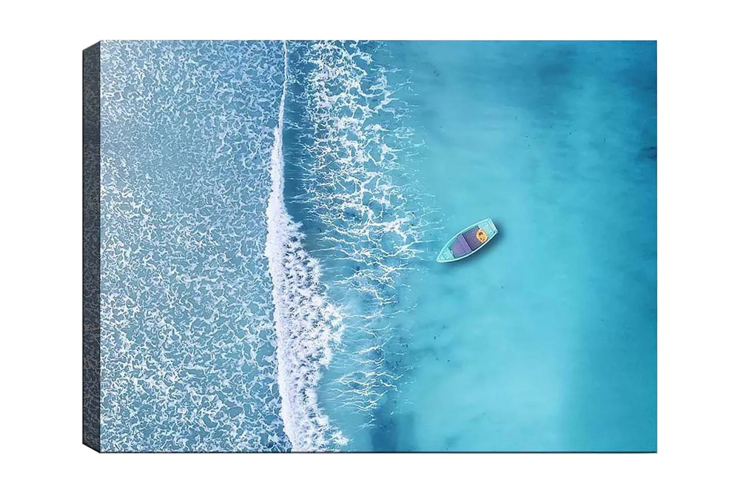 Canvastavla 70x100 cm - Ensam båt på ett klart, turkost hav med vita vågor som rullar in mot stranden - Turkos / Vit