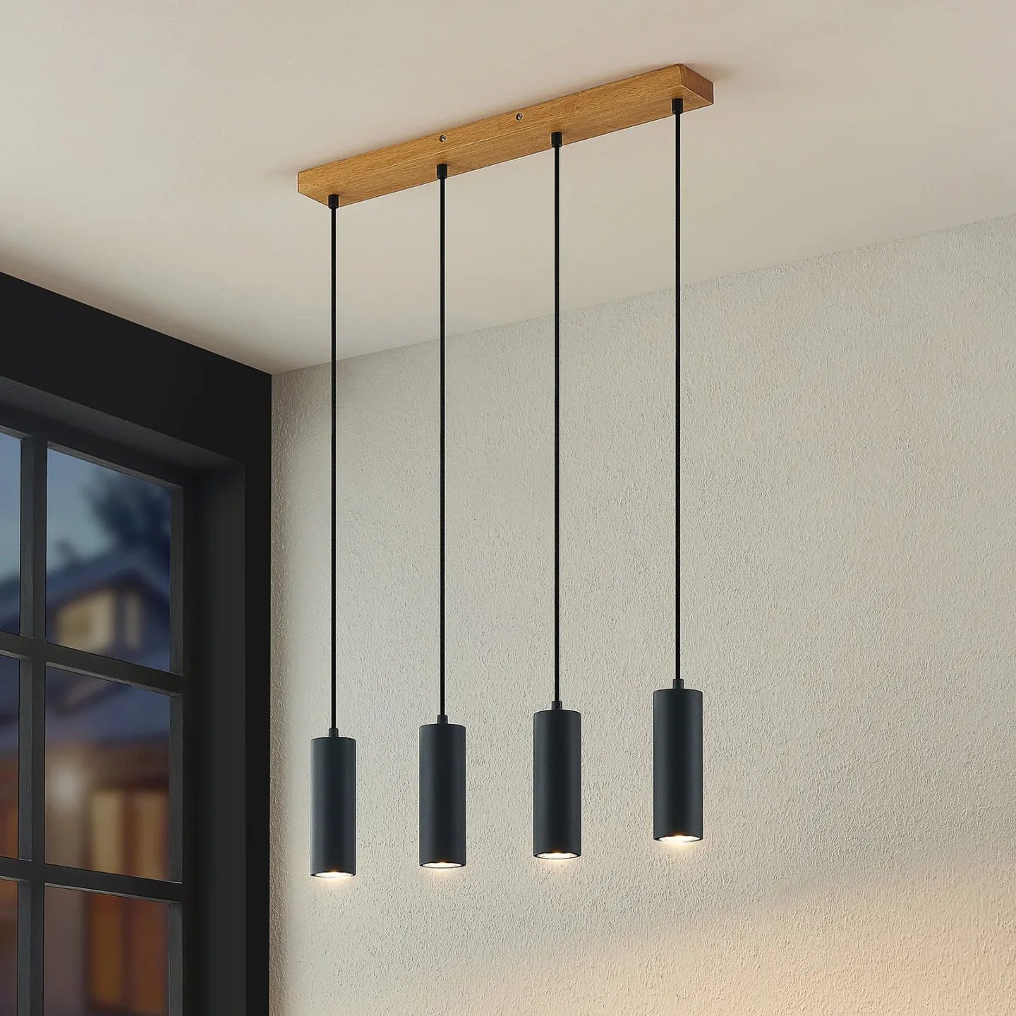 Maniva 4 Pendel Black/Wood - Lindby - Køkken - Moderne - Metal - Med flere lyskilder