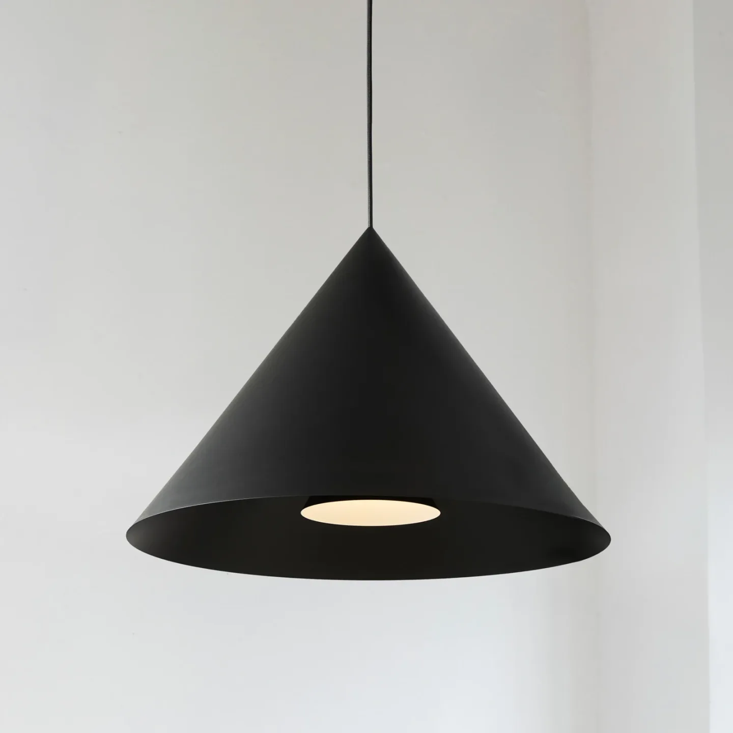 Hanzu Hängelampe, Ø 55 cm, schwarz, E27 - LOOM DESIGN - Wohnzimmer - Modern - Aluminium - Einflammig