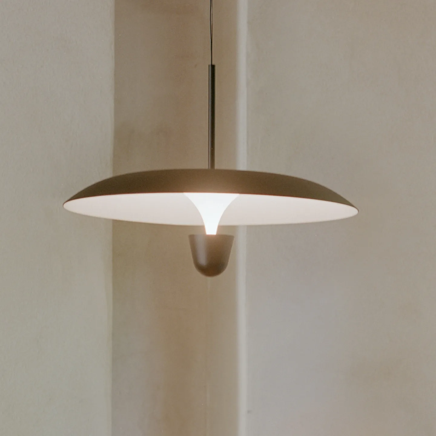 Kantarell LED-pendellampe, Ø 55 cm, sort - New Works - Spisestue - Design - Metal - Med én lyskilde