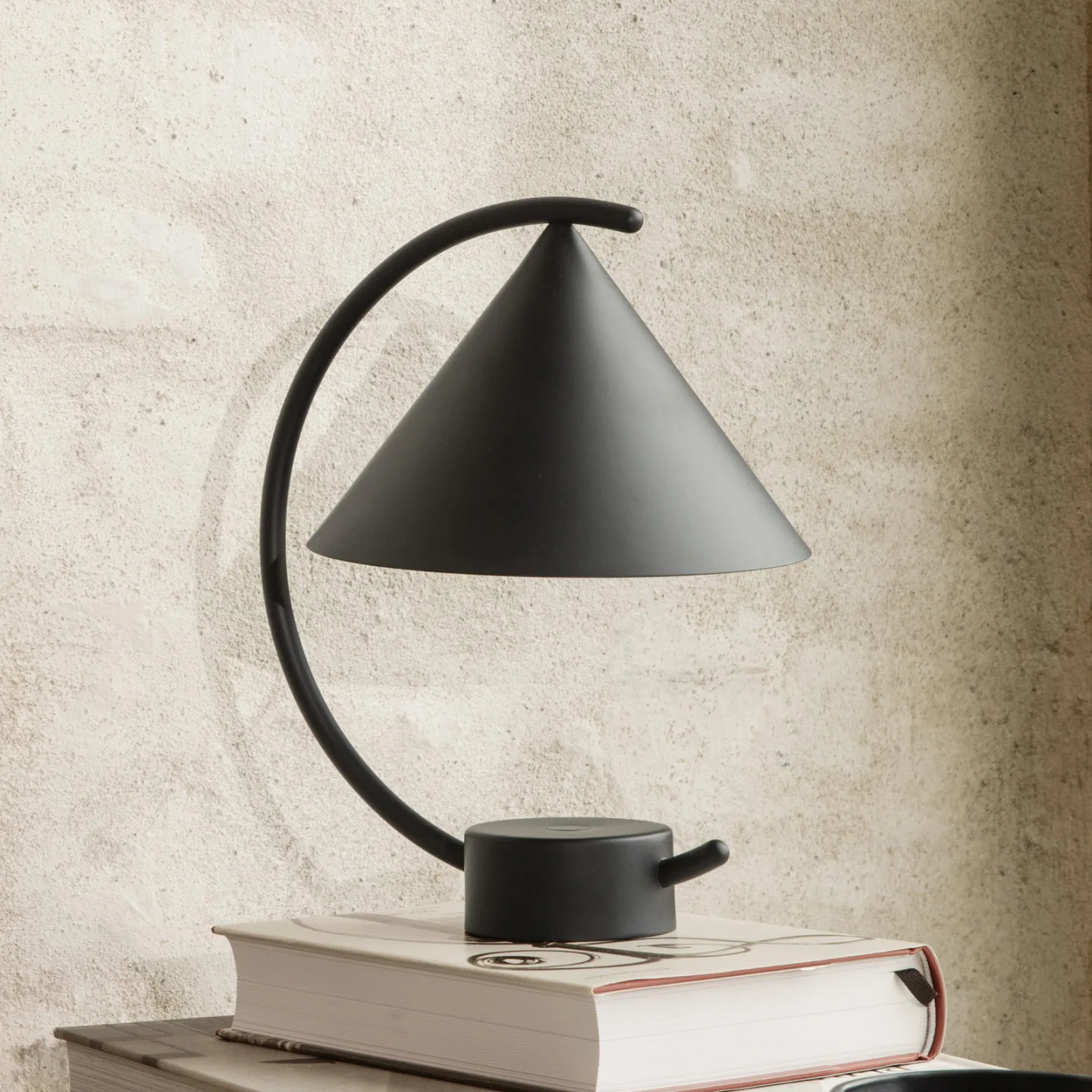 Ferm Living Meridian Tischleuchte Black