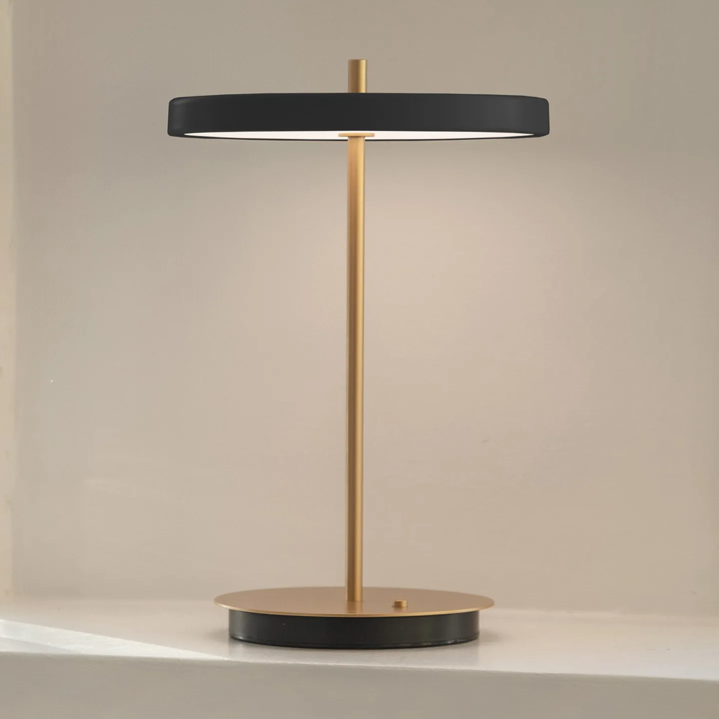 Asteria Move Portable Tischleuchte V2 Black - UMAGE - Wohnzimmer - Design - Metall - Mit Schirm