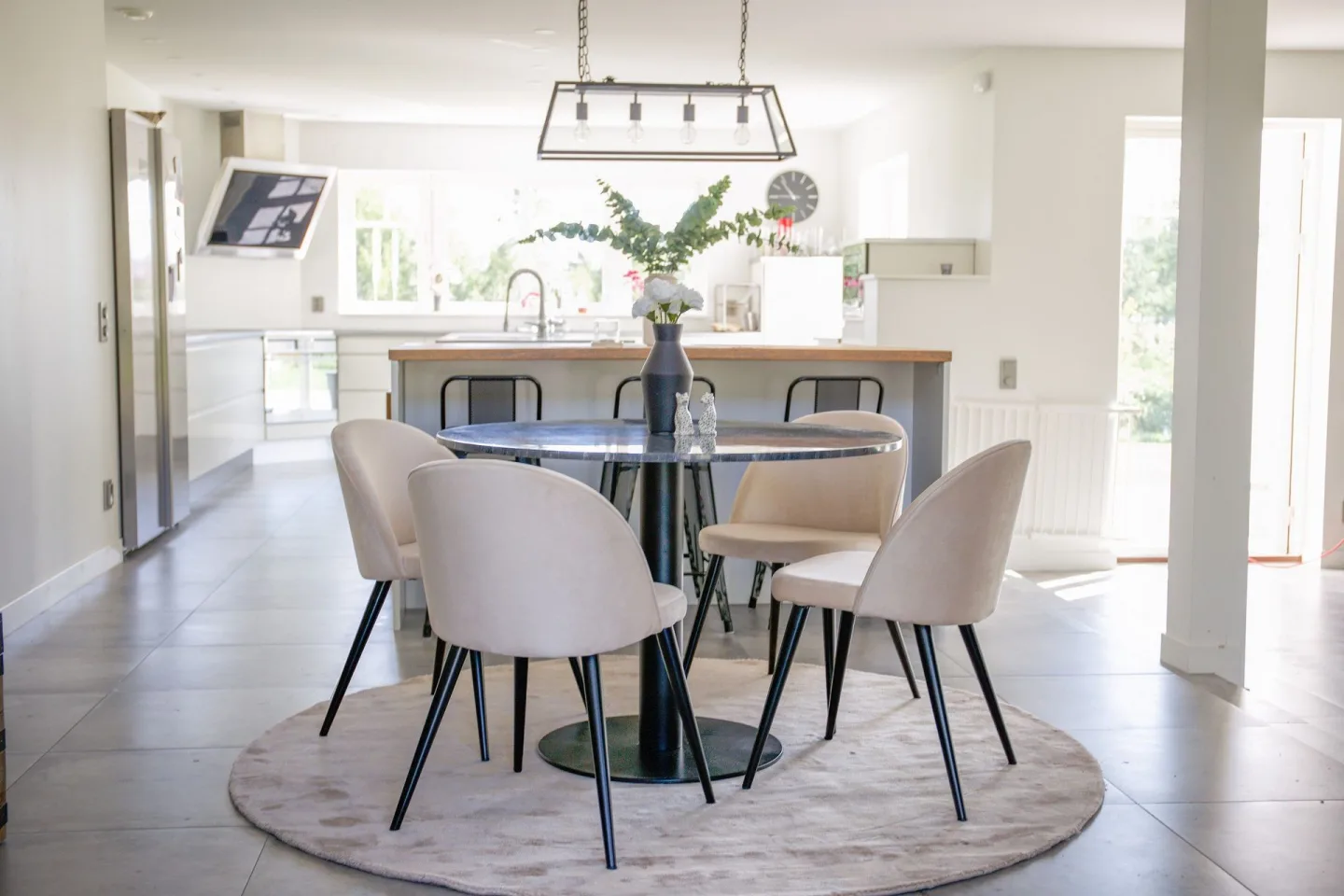 Estelle Matgrupp 106 cm Rund med 4 Velvet stolar - Beige