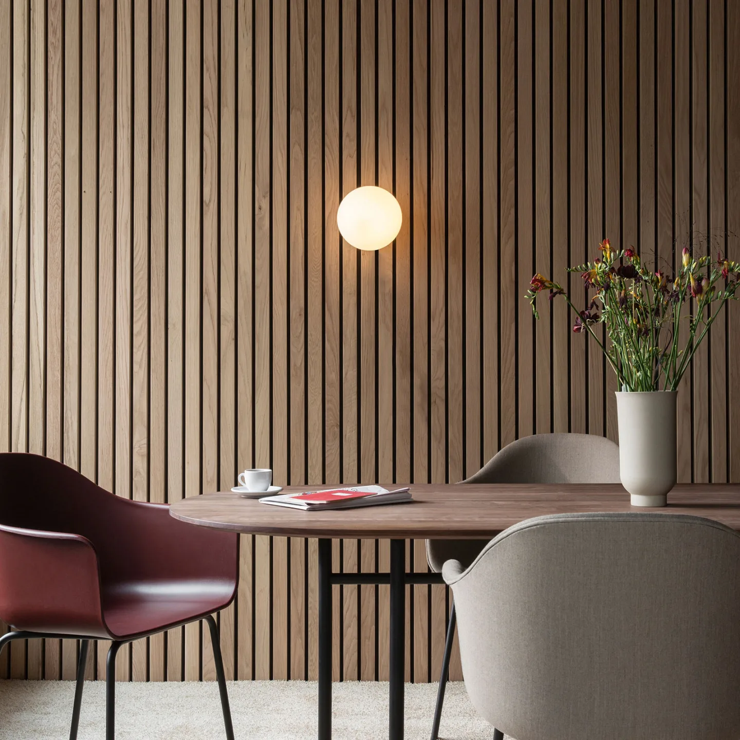TR Bulb Wand-/Deckenleuchte Brushed Brass/Matt Opal - Audo Copenhagen - Wohnzimmer - Design - Glas - Kugel