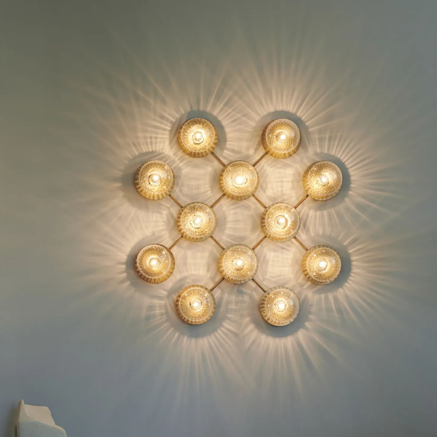 Liila 12 Wand/Deckenleuchte Nordic Gold/Optic Clear - Nuura Nuura Aps - Wohnzimmer - Design - Glas - Kugel