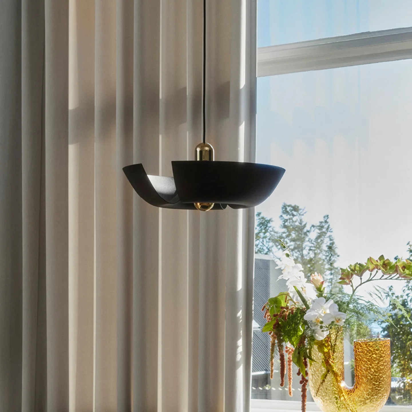 Cycnus pendellampa Ø45 svart/guld - AYTM - Vardagsrum - Design - Aluminium - Med en ljuskälla