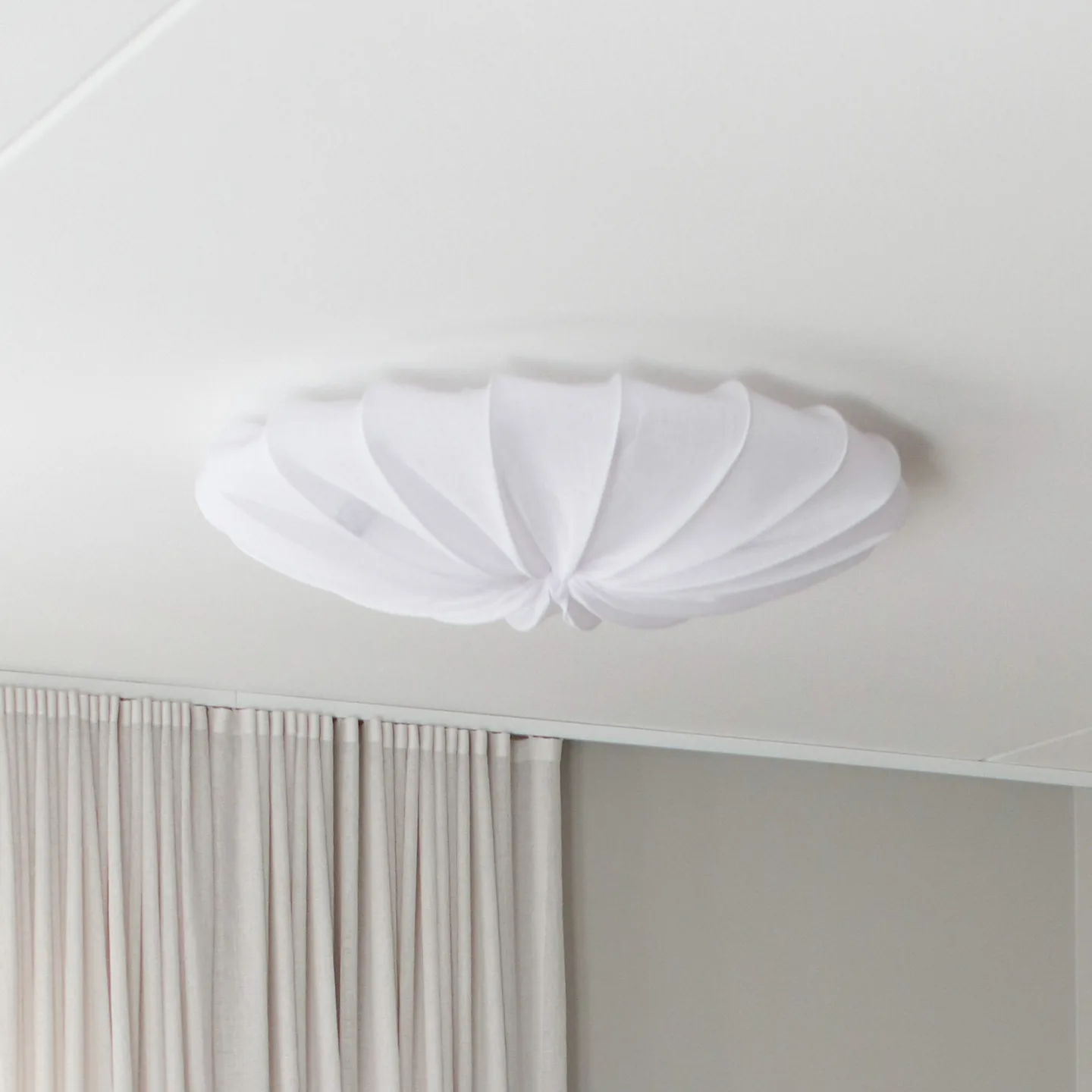 Anna Deckenlampe, weiß, Ø80cm, 4-flg., Leinen - Watt & Veke - Wohnzimmer - Design - Stoff / Textil - Bündig