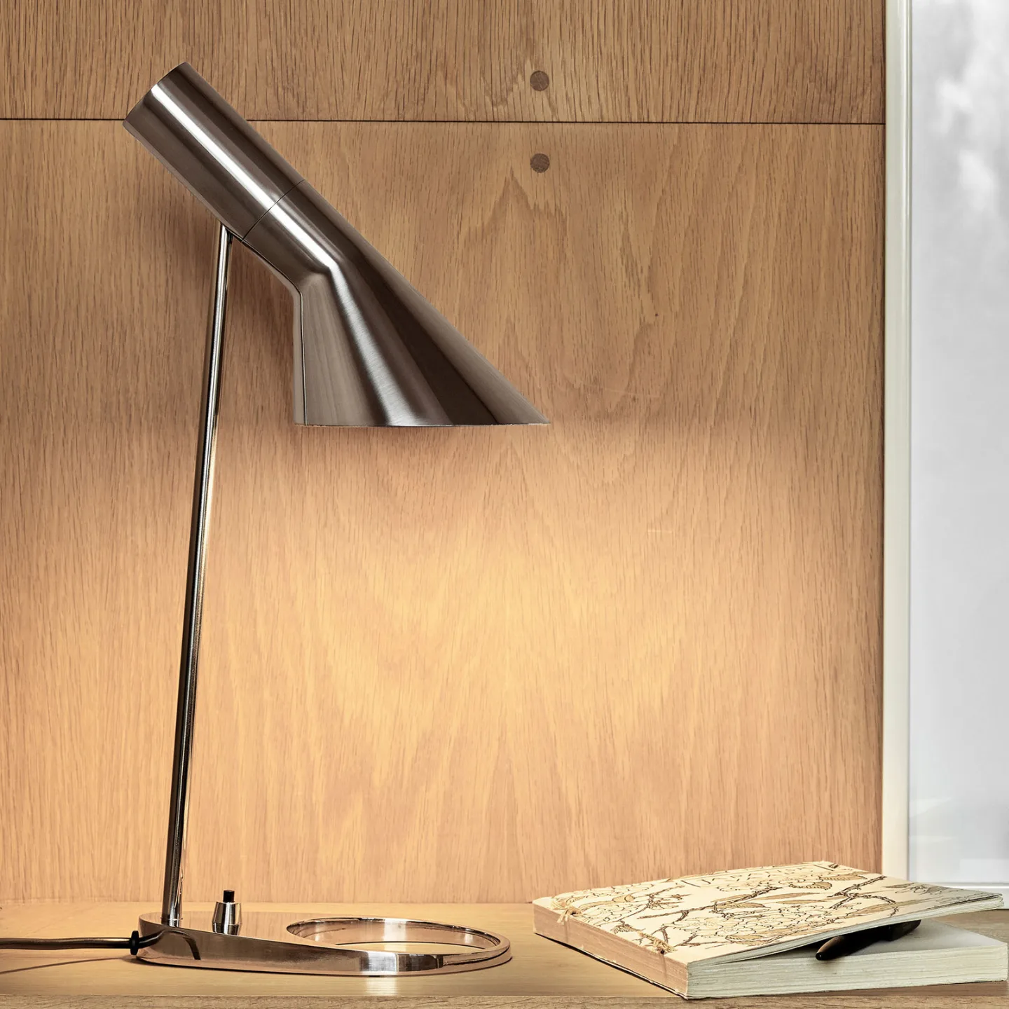 AJ Bordlampe Polished Steel - Louis Poulsen - Stue - Design - Metal - Med én lyskilde