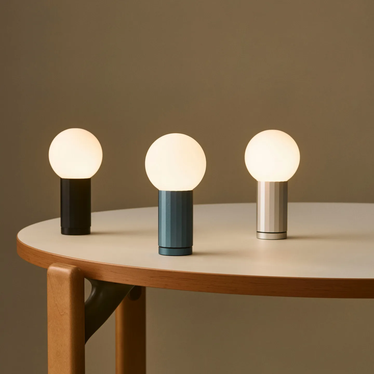 TURN ON LED-Tischlampe, schwarz, Höhe 20 cm, dimmbar - HAY - Wohnzimmer - Modern - Glas - Mit Schirm