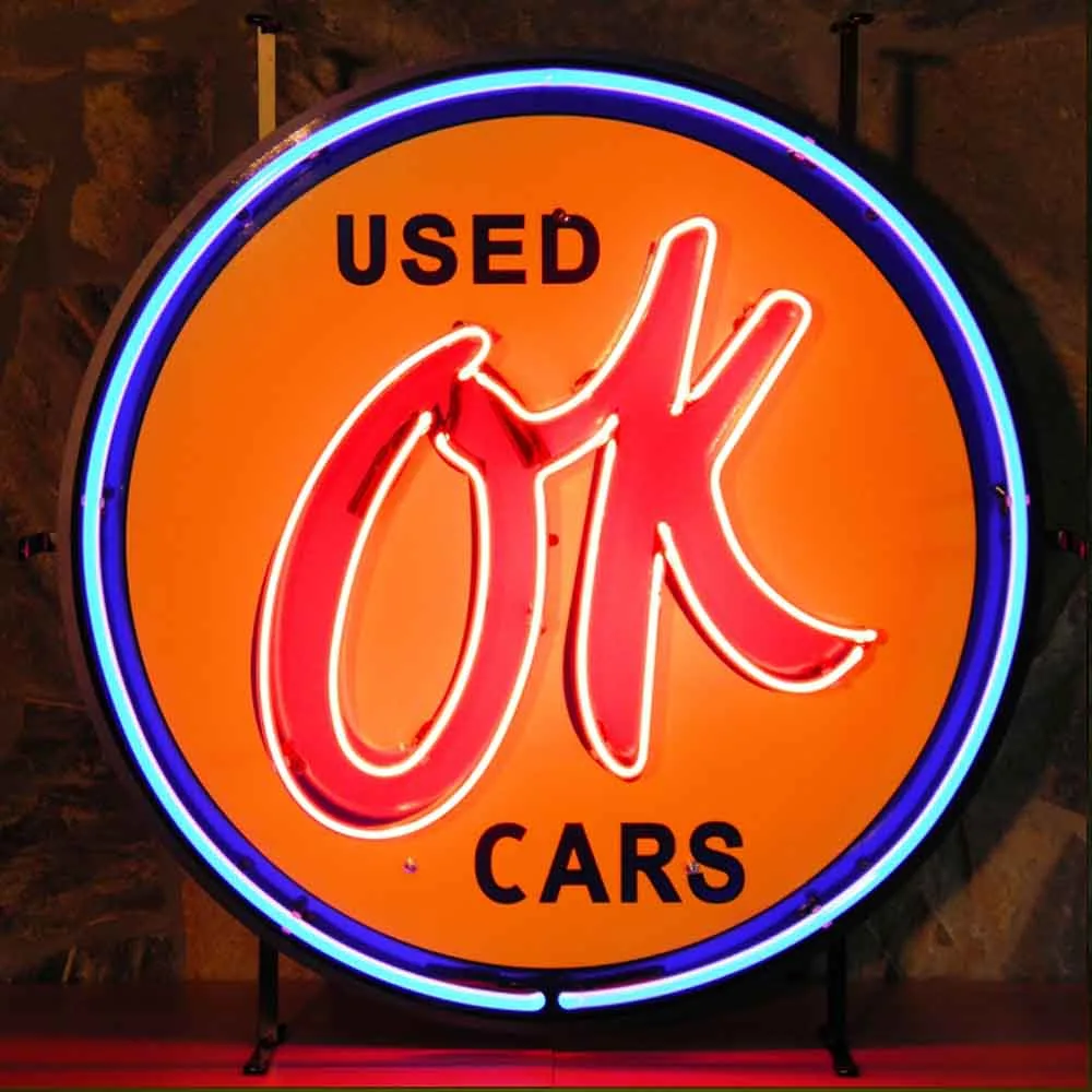 Neonskylt OK Cars med bakgrund