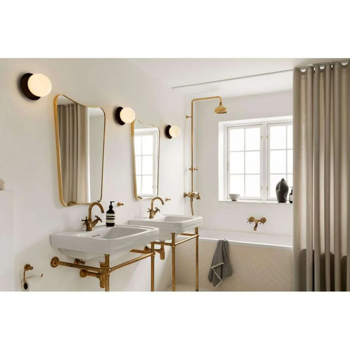 Liila 1 Medium vegglampe, svart/opal, IP 44, G9 – Nuura Nuura Aps - Bad - Design - Metall - Kule