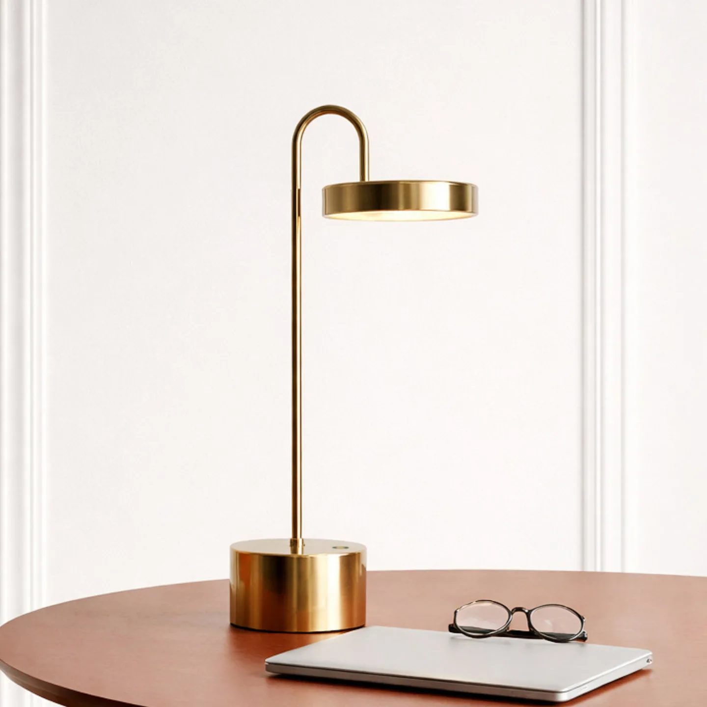 MOOVELIGHT LED-bordslampa med batteri, mässing, 35 cm – Dyberg Larsen - Vardagsrum - Design - Metall - Med en ljuskälla