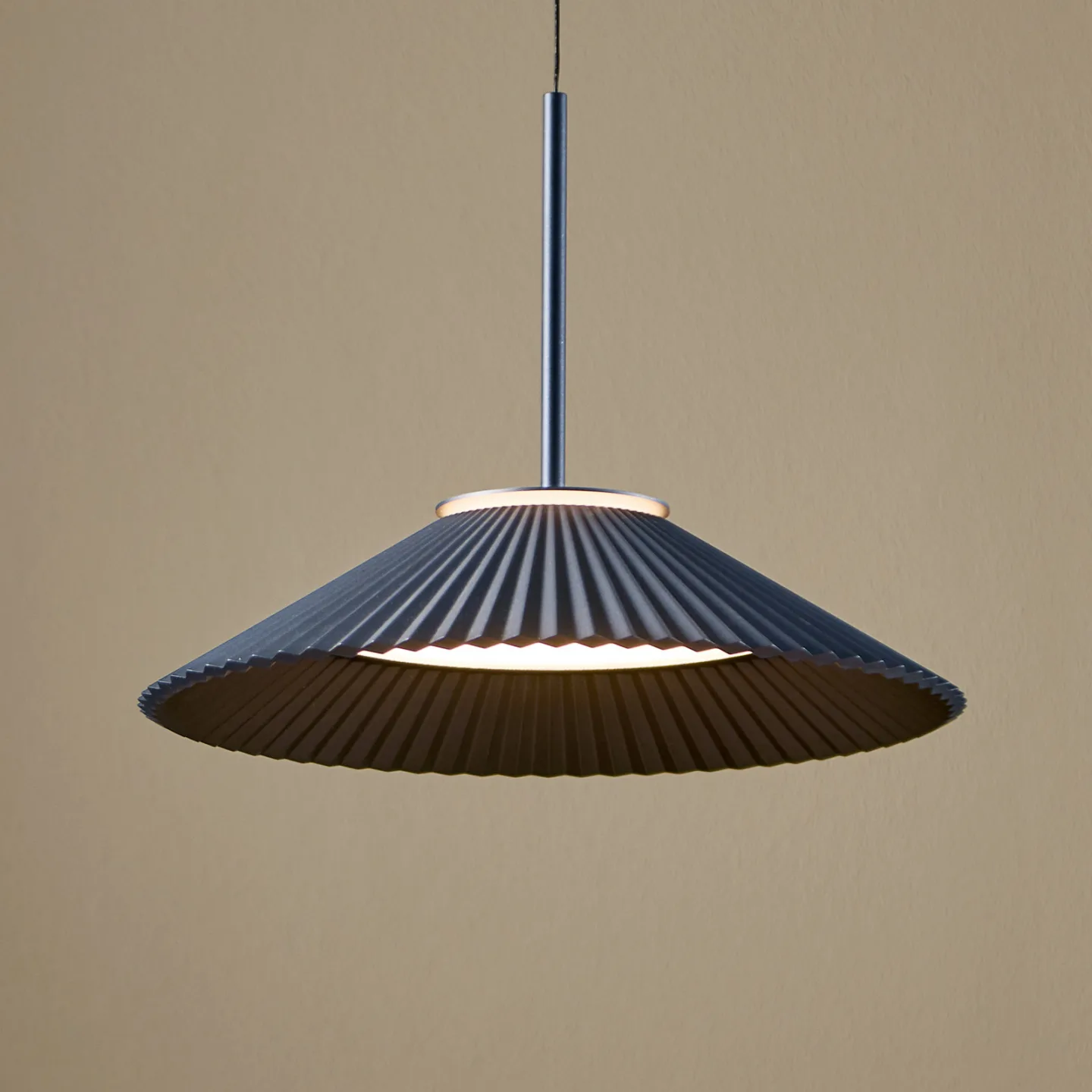 Ballerina LED-Hängelampe, dunkelblau, Ø 35 cm - LOOM DESIGN - Wohnzimmer - Modern - Aluminium - Einflammig
