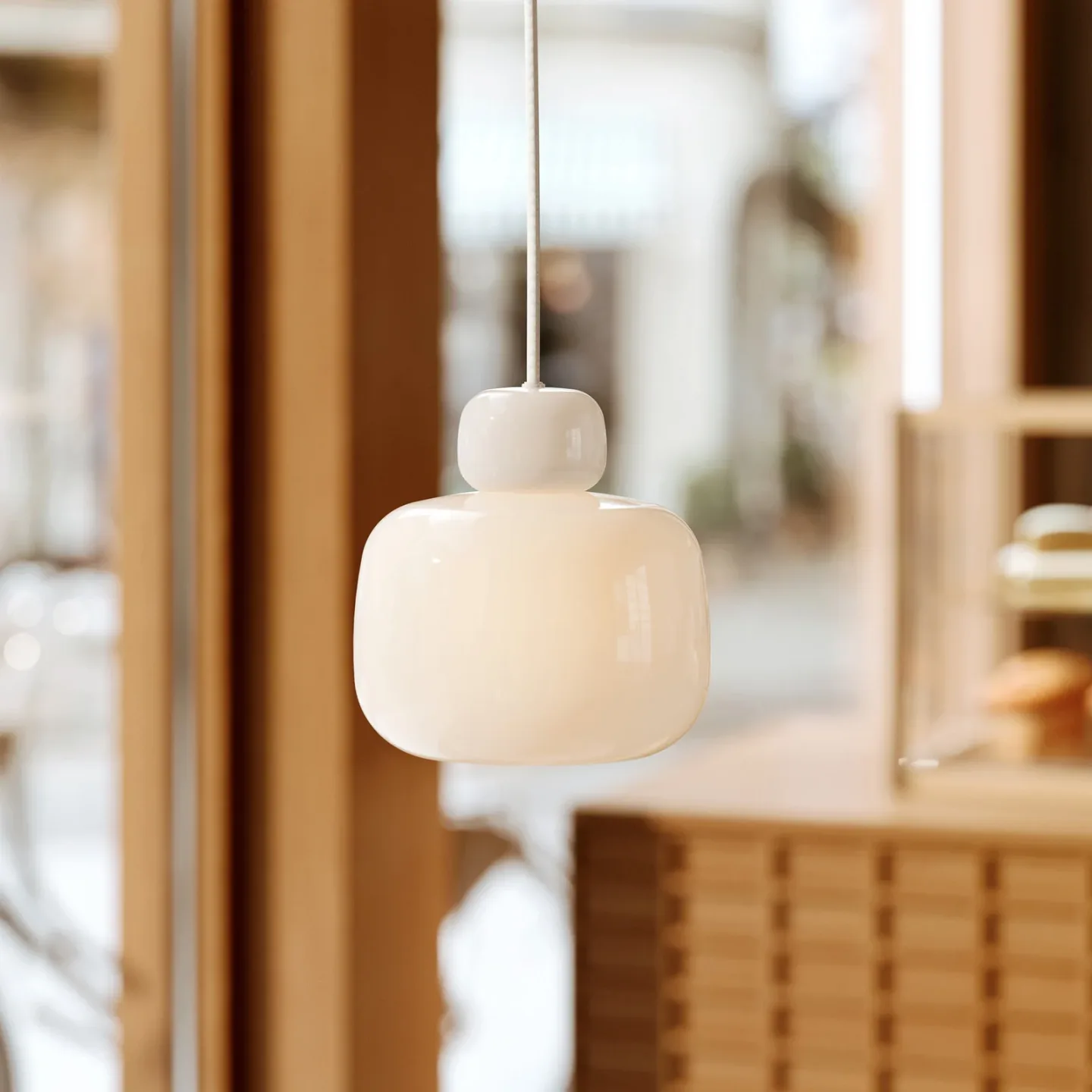 Woud Pendelleuchte Small Stone, Opalglas, Ø 16 cm - Küche - Design - Einflammig