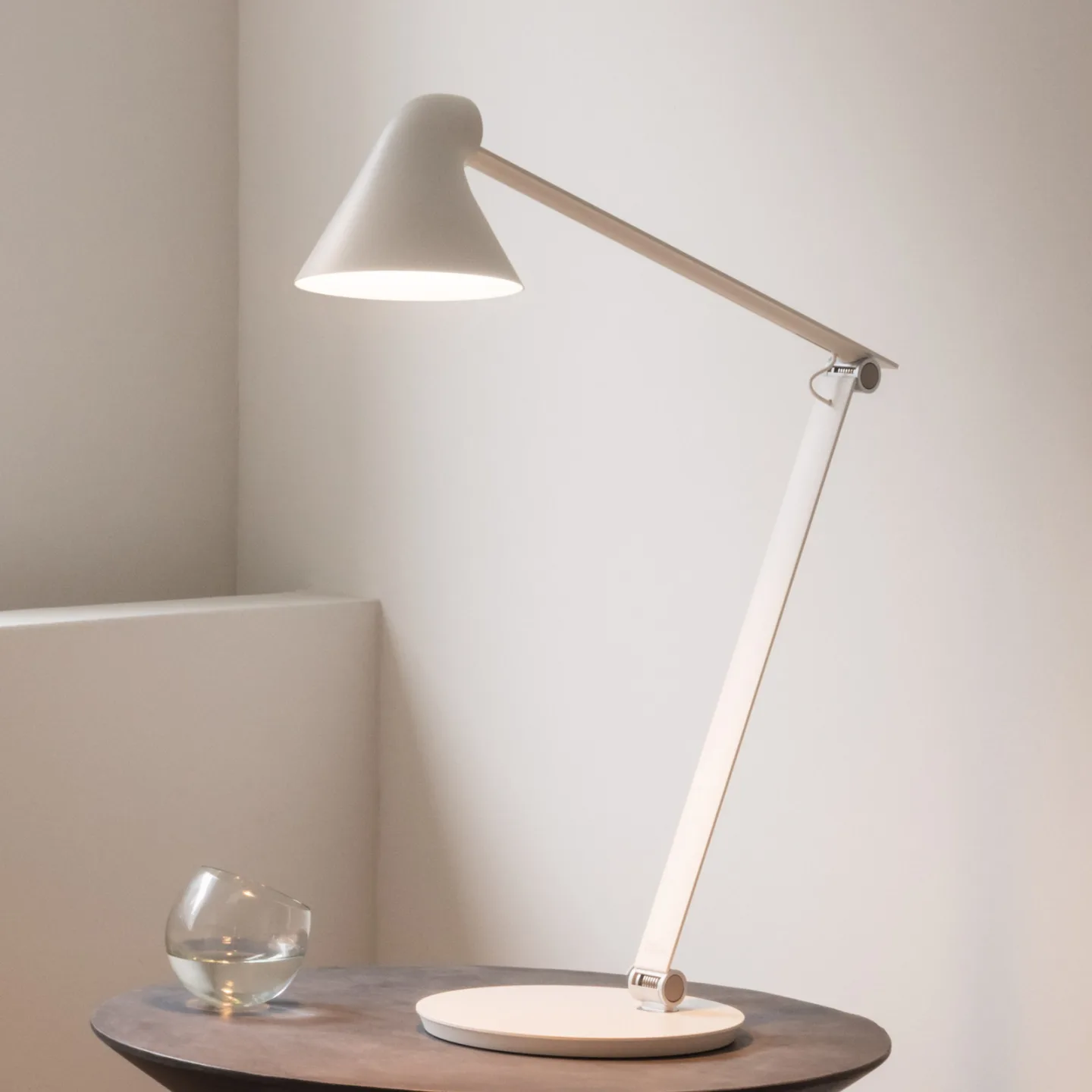NJP Tischleuhcte m/Fuß 3000K Weiß - Louis Poulsen - Wohnzimmer - Design - Metall - Einflammig