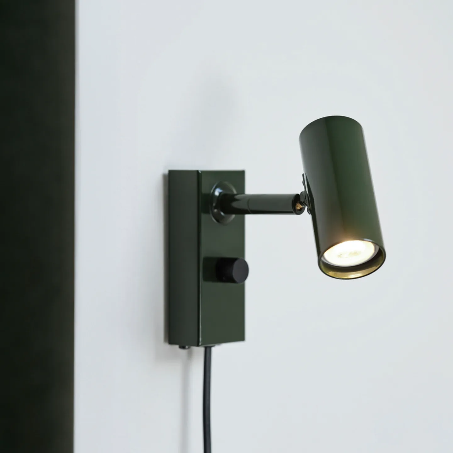Cato Wandlampe waldgrün/schwarz Höhe 15 cm dimmbar - Belid - Wohnzimmer - Design - Metall - Zylinder