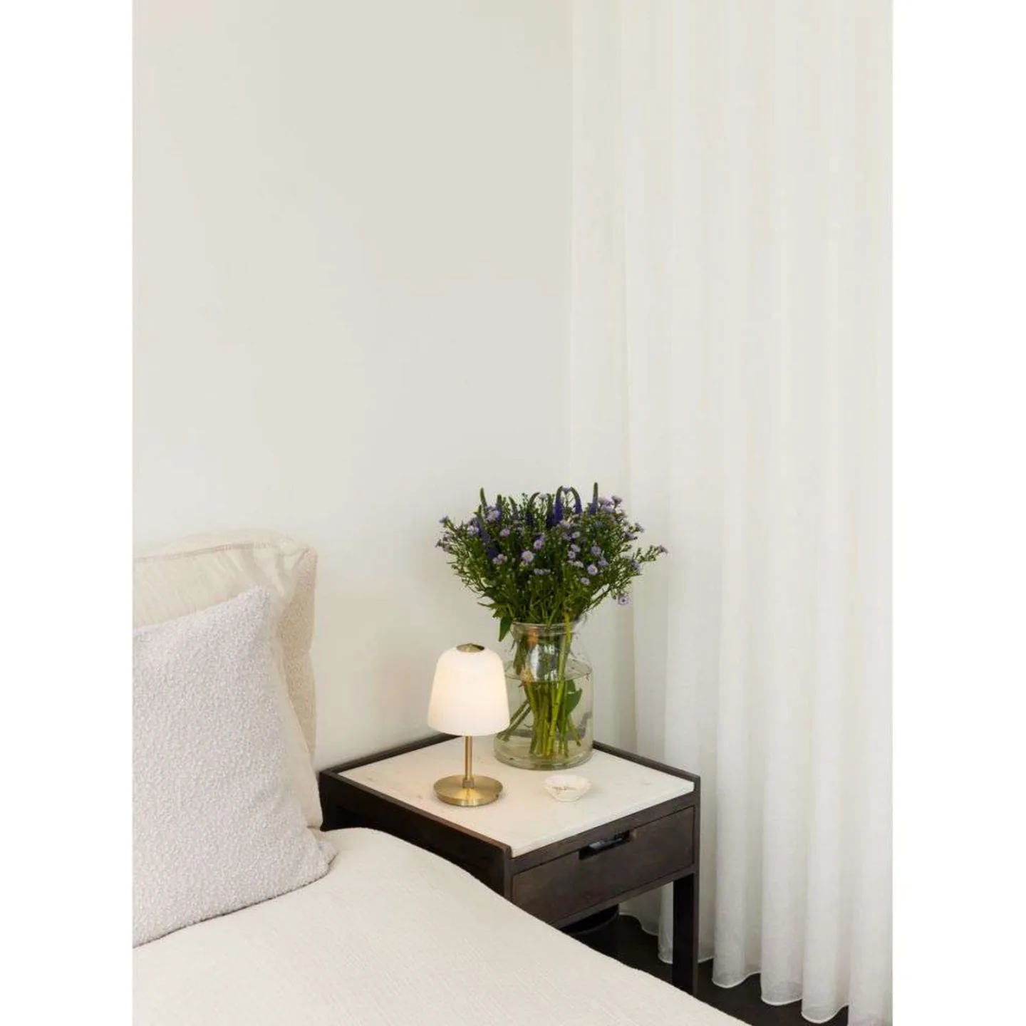 Room 49 tragbare Tischleuchte, messing/opal - Halo Design - Wohnzimmer - Metall