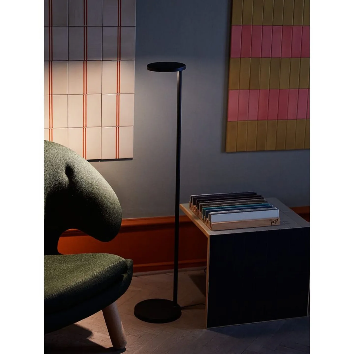 Oblique F gulvlampe, 3000K USB-C 107,4 cm, grå/aluminium - Flos - Stue