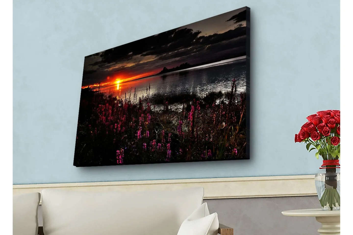 Canvastavla med LED-belysning - Solnedgång över en spegelblanka sjö med blommande växter i förgrunden - Mörkrosa / Orange / Svart