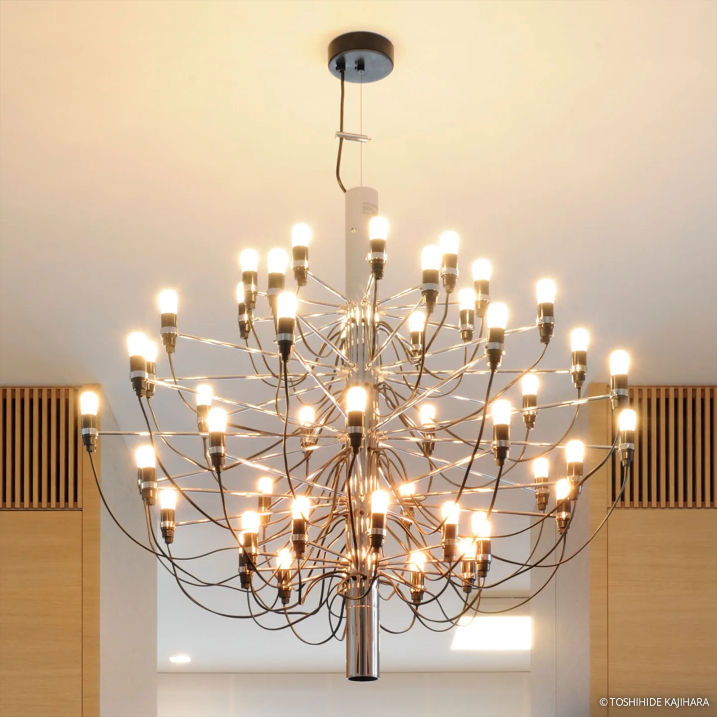 2097/30 Kronleuchter 30-flammig chrom frosted - FLOS - Wohnzimmer - Design - Metall - Mehrflammig