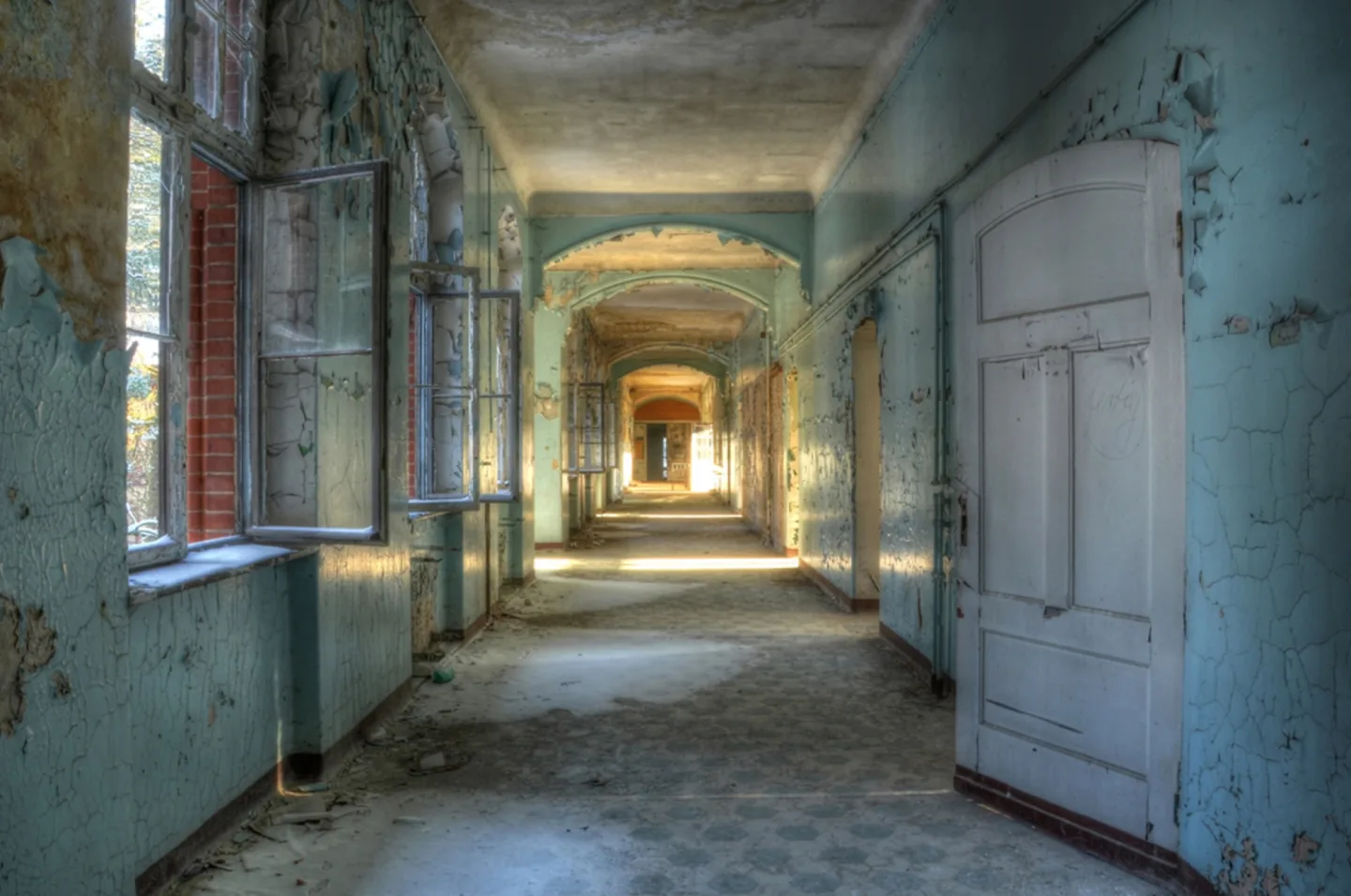 image LAND Alubild Lost Place Flur 1 | Schubiger Möbel