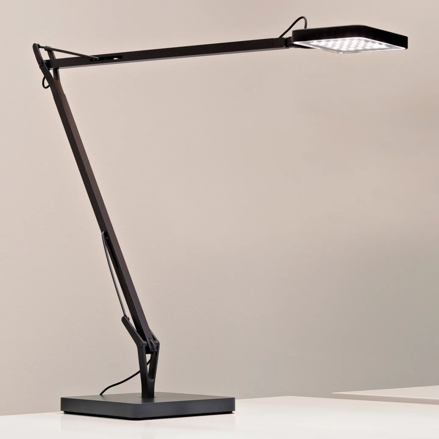 Kelvin LED GM Tischleuchte Anthrazit - Flos - Arbeitszimmer / Büro - Design - Metall - Einflammig