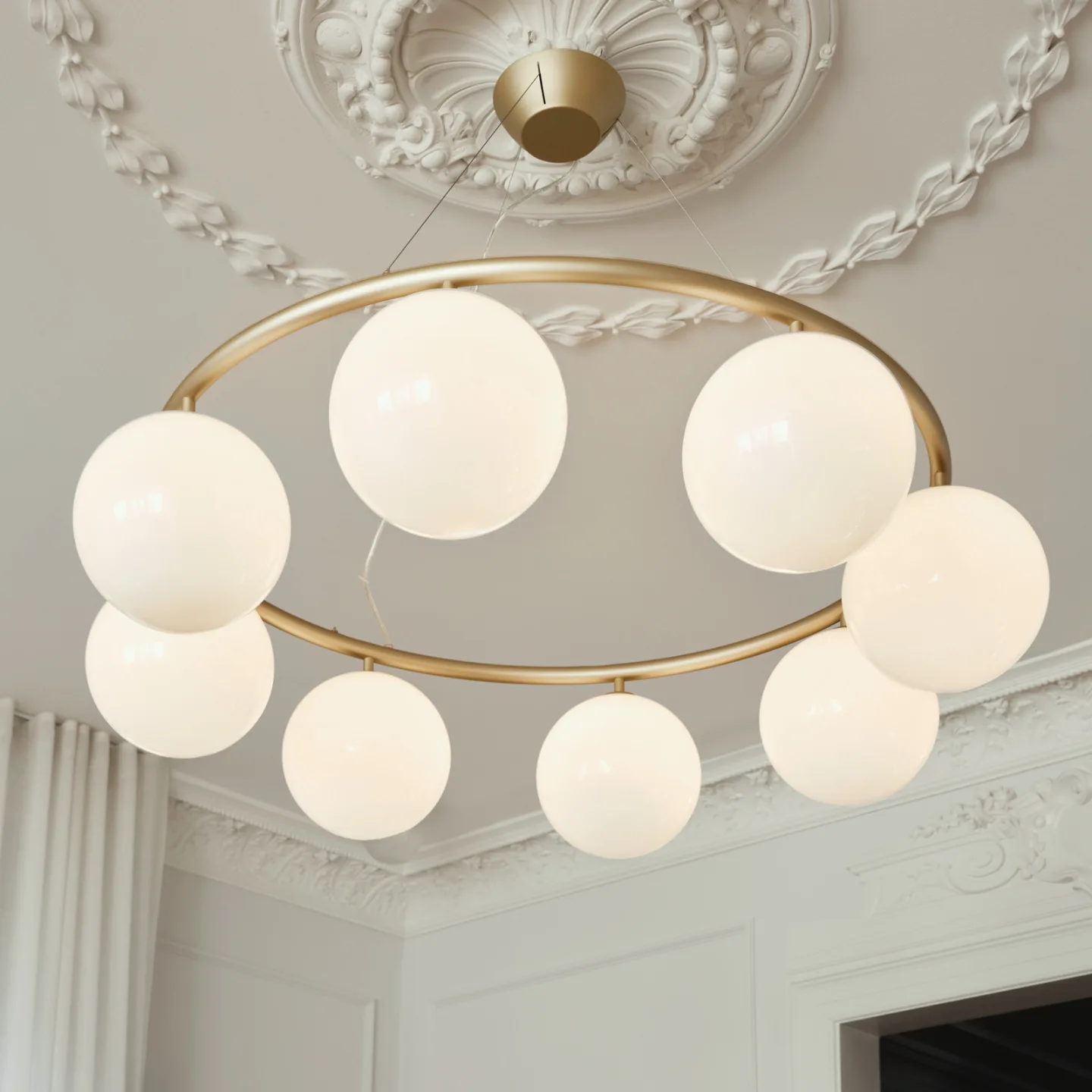 Miira 8 Circular lysekrone, messing/opal, Ø 100 cm - Nuura Nuura Aps - Spisestue - Skandinavisk - Metal - Med skærm