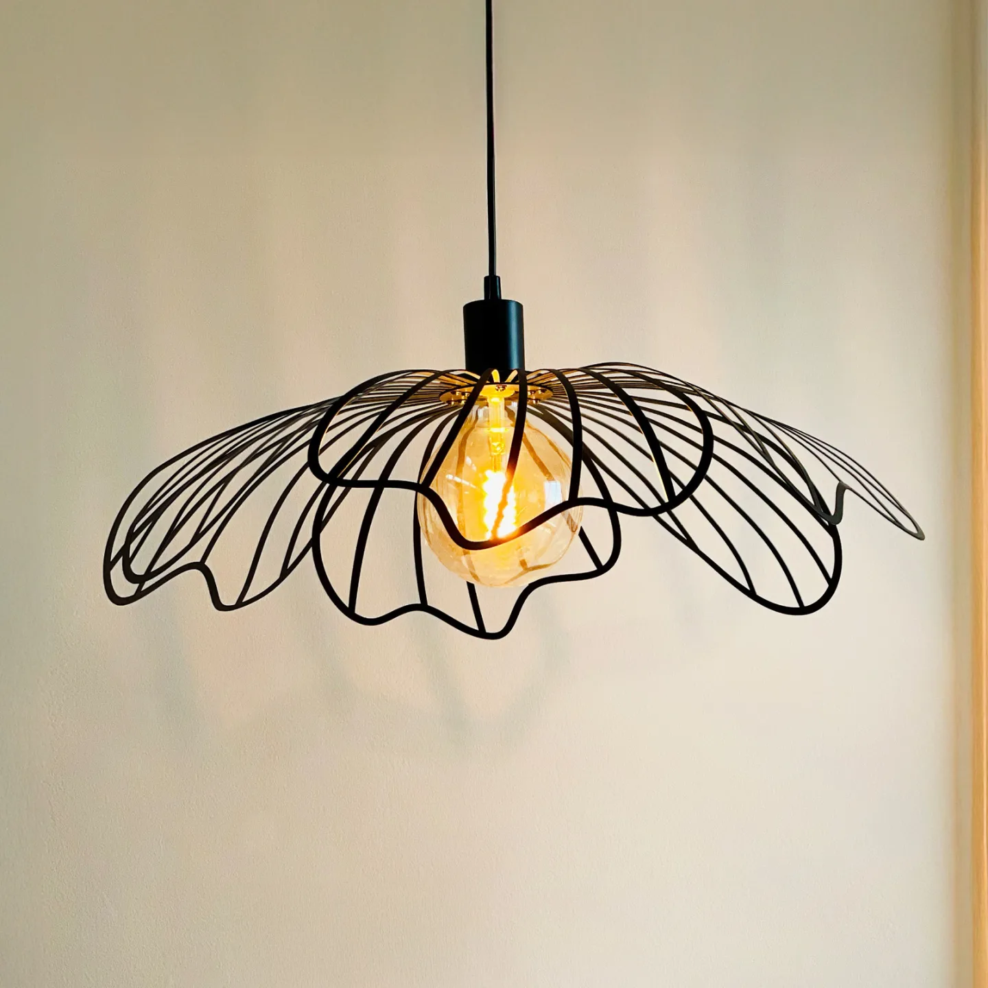 Blumen Pendelleuchte Matt Schwarz - DybergLarsen Dyberg Larsen - Wohnzimmer - Design - Metall - Mit Schirm