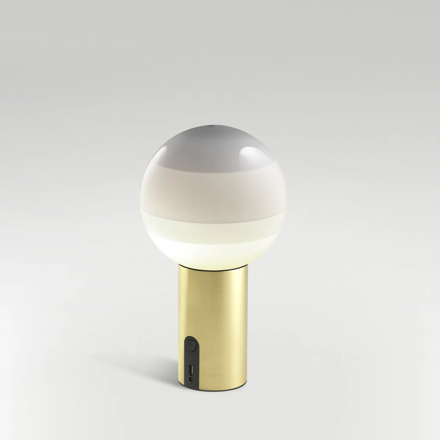 Dipping Light batteridrevet bordlampe, hvit/messing, dimbar - MARSET - Stue - Design - Glass - Med skjerm