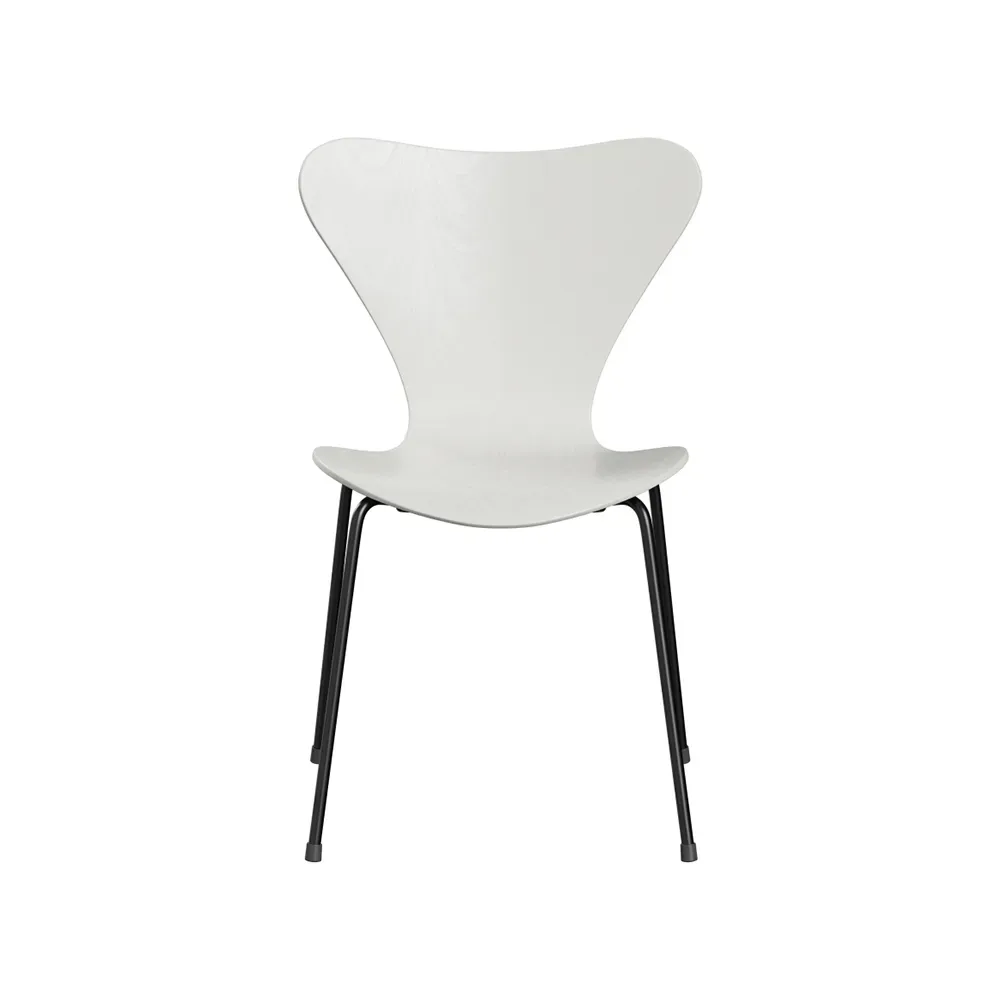Fritz Hansen Sjuan 3107 stol Vit-färgad ask-svart stativ