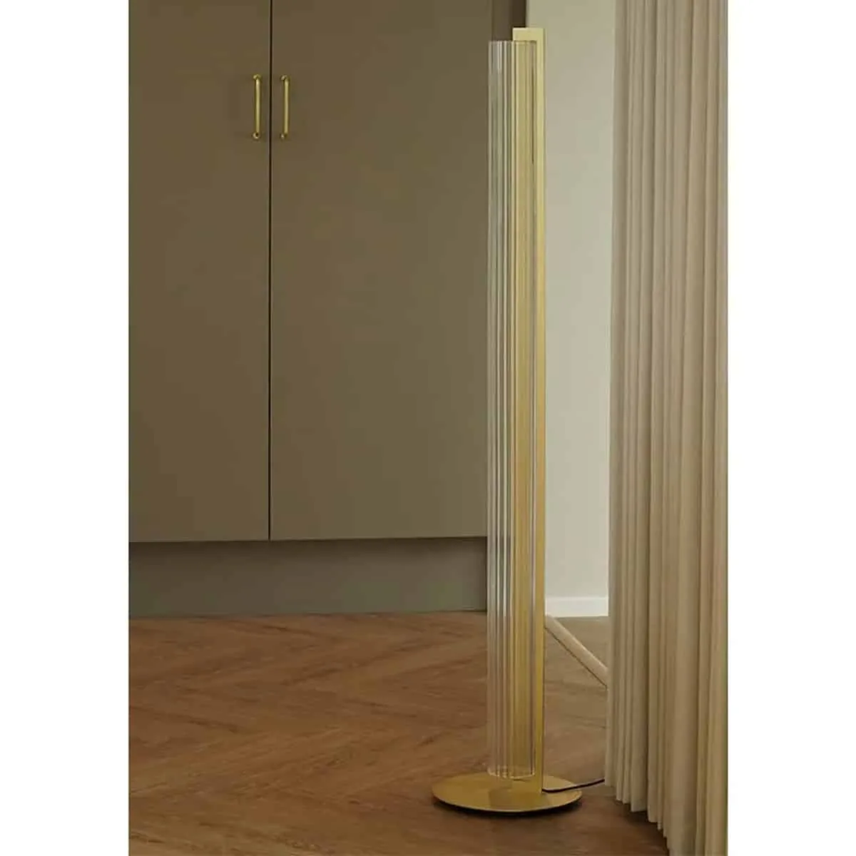 Lirra Floor Golvlampa Mässing
