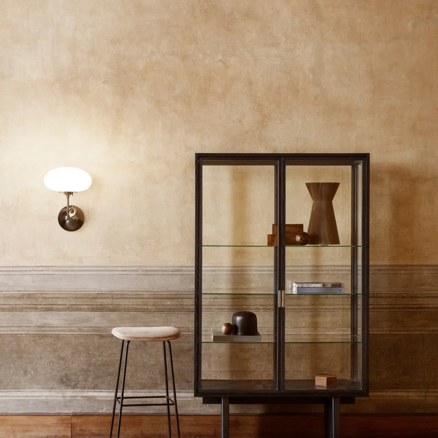 GUBI Stemlite Wandleuchte Black chrome-Opalglas