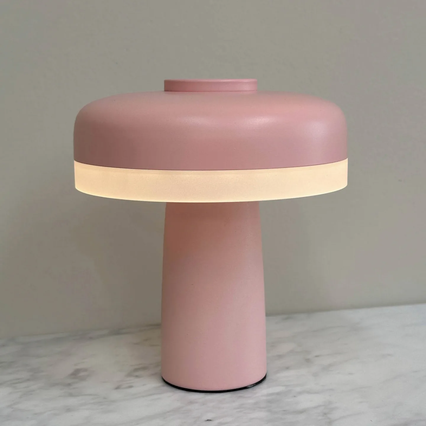 Porter LED Portable Bordlampe Lys rosa - Dyberg Larsen - Stue - Skandinavisk - Metall - Med skjerm