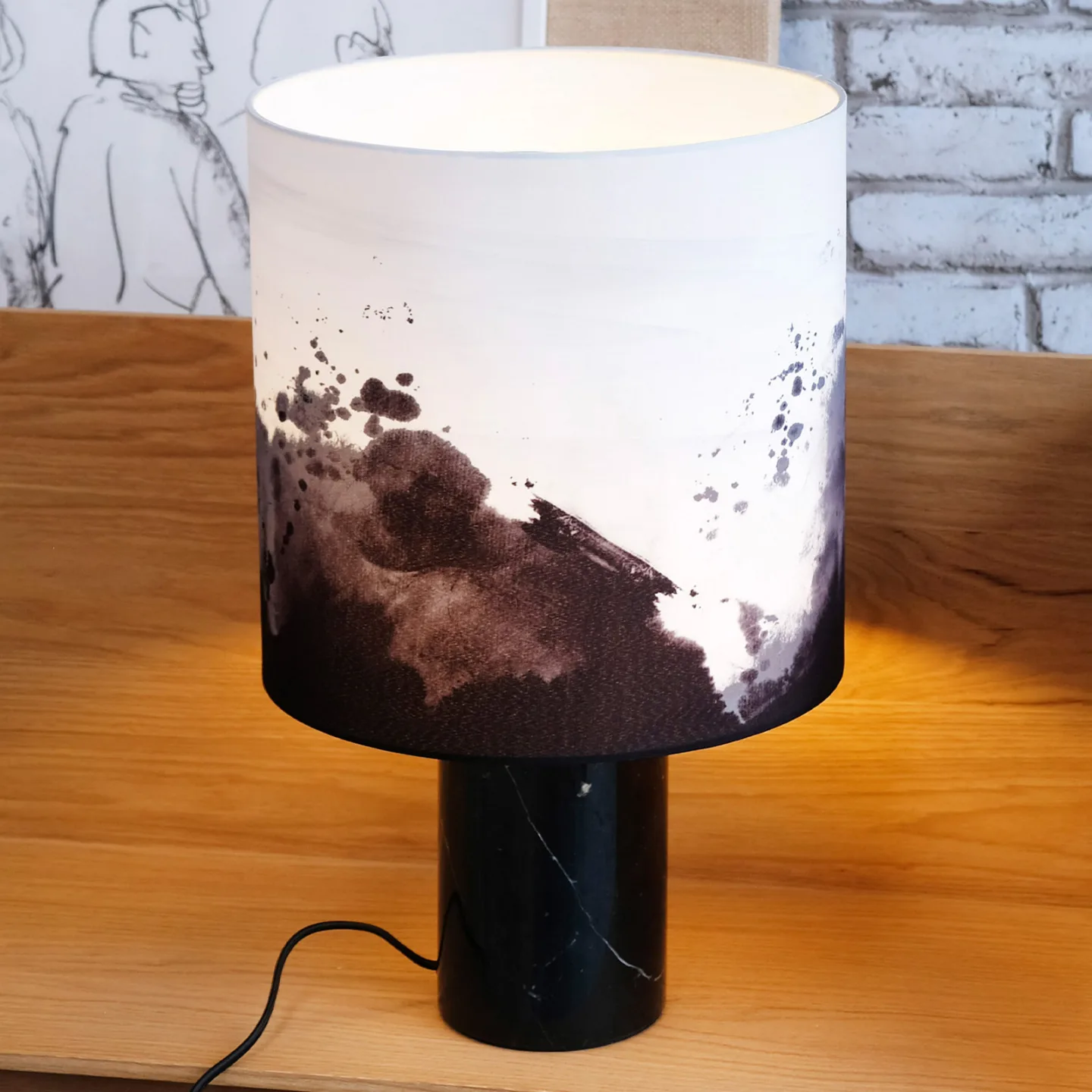 Molly Bordlampe Marble/ Textile screen - Dyberg Larsen - Stue - Stein - Med skjerm