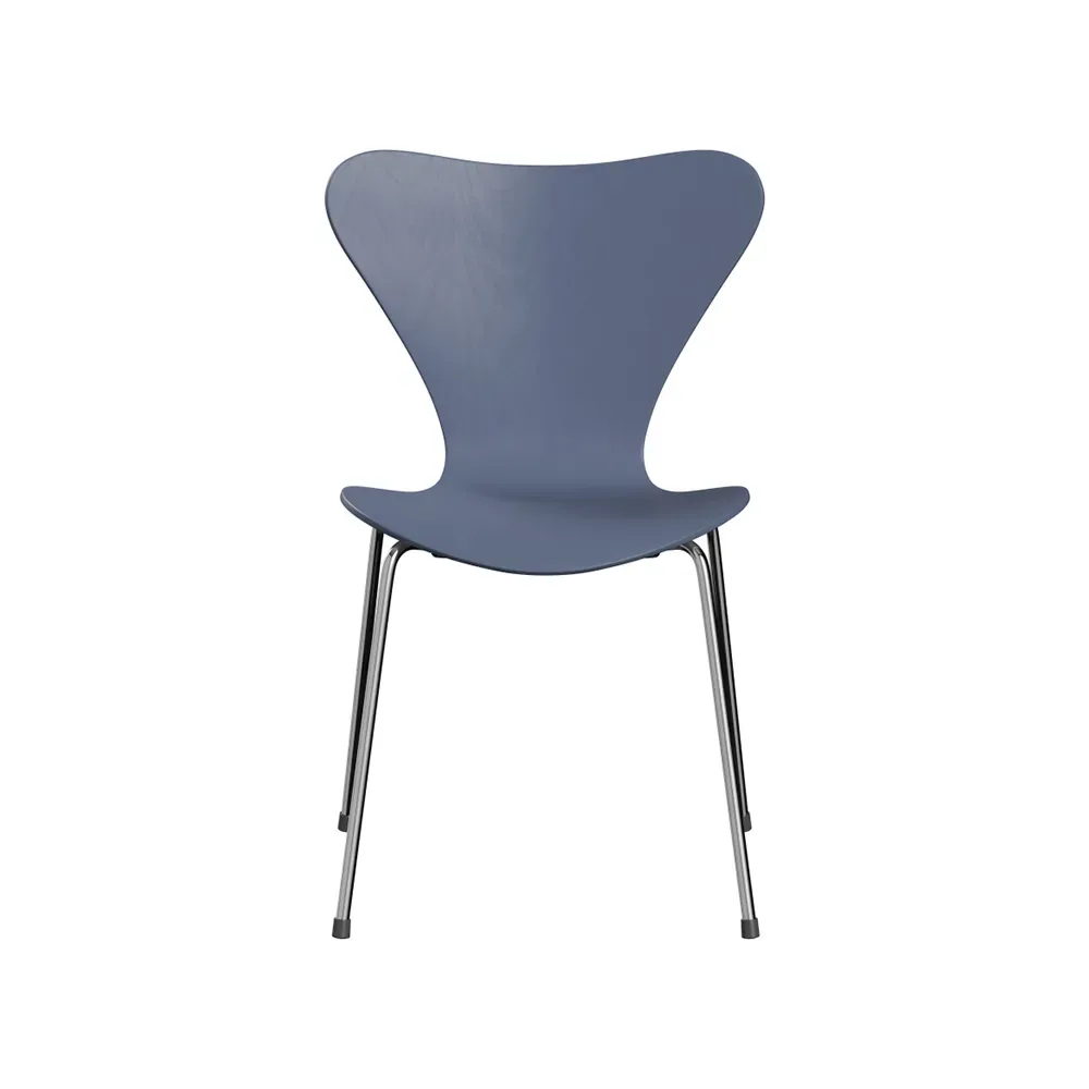 Fritz Hansen Sjuan 3107 stol Dusk blue-färgad ask-kromat stålstativ