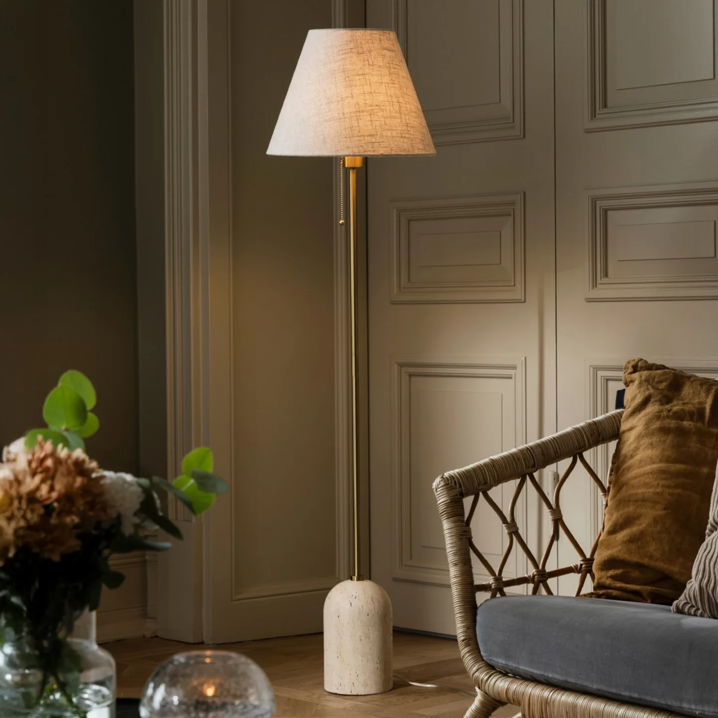 Gino Stehlampe, Fuß Travertin beige 145 cm - Globen Lighting - Wohnzimmer - Design - Stoff / Textil - Einflammig