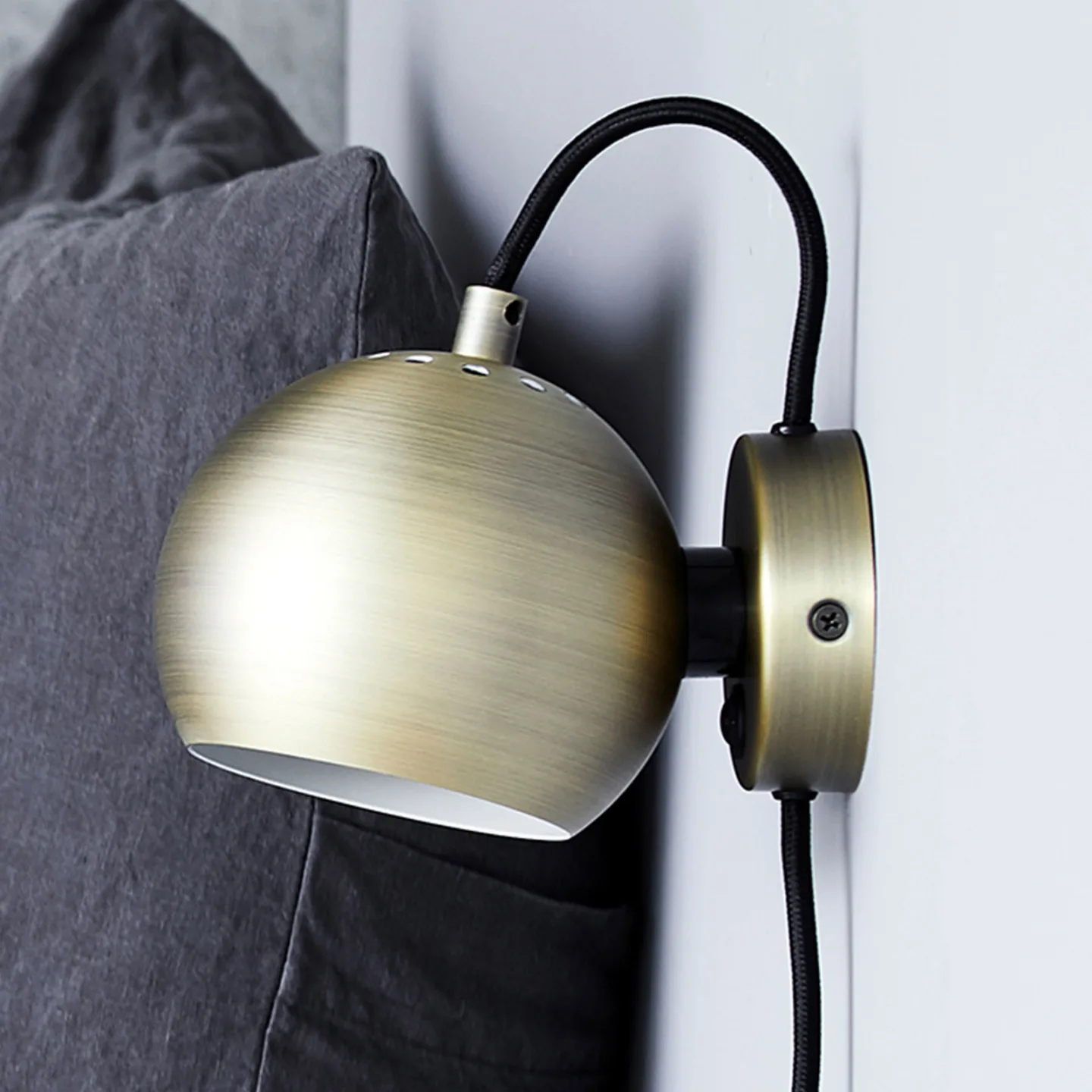 Frandsen Ball vägglampa Ø12 cm Antikmässing