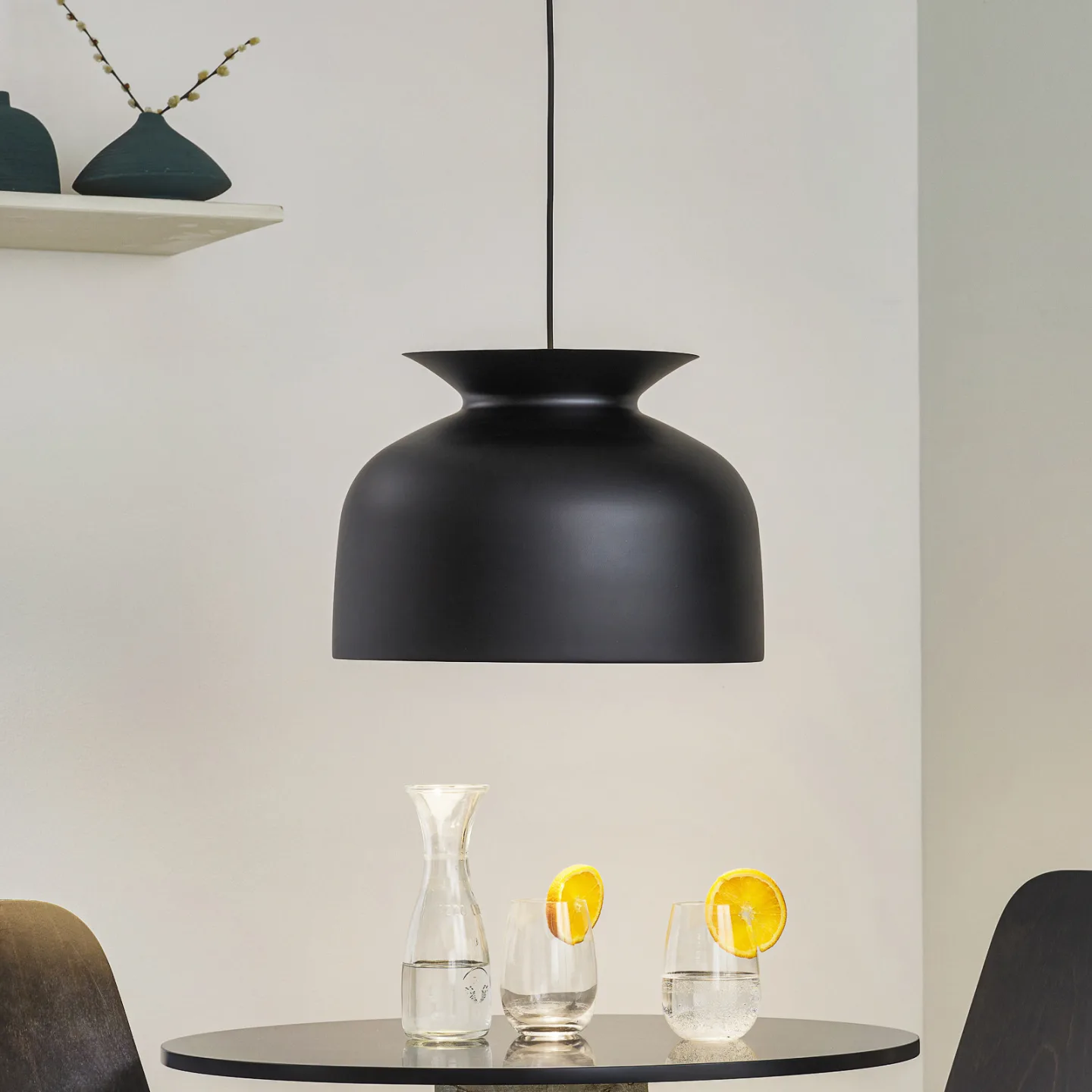 Ronde Pendelleuchte Ø40 Schwarz - GUBI - Wohnzimmer - Design - Metall - Einflammig