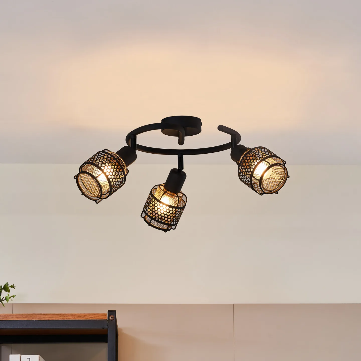 Eudoria 3 Round Loftlampe Black/Gold - Lindby - Stue - Moderne - Metal - Med flere lyskilder