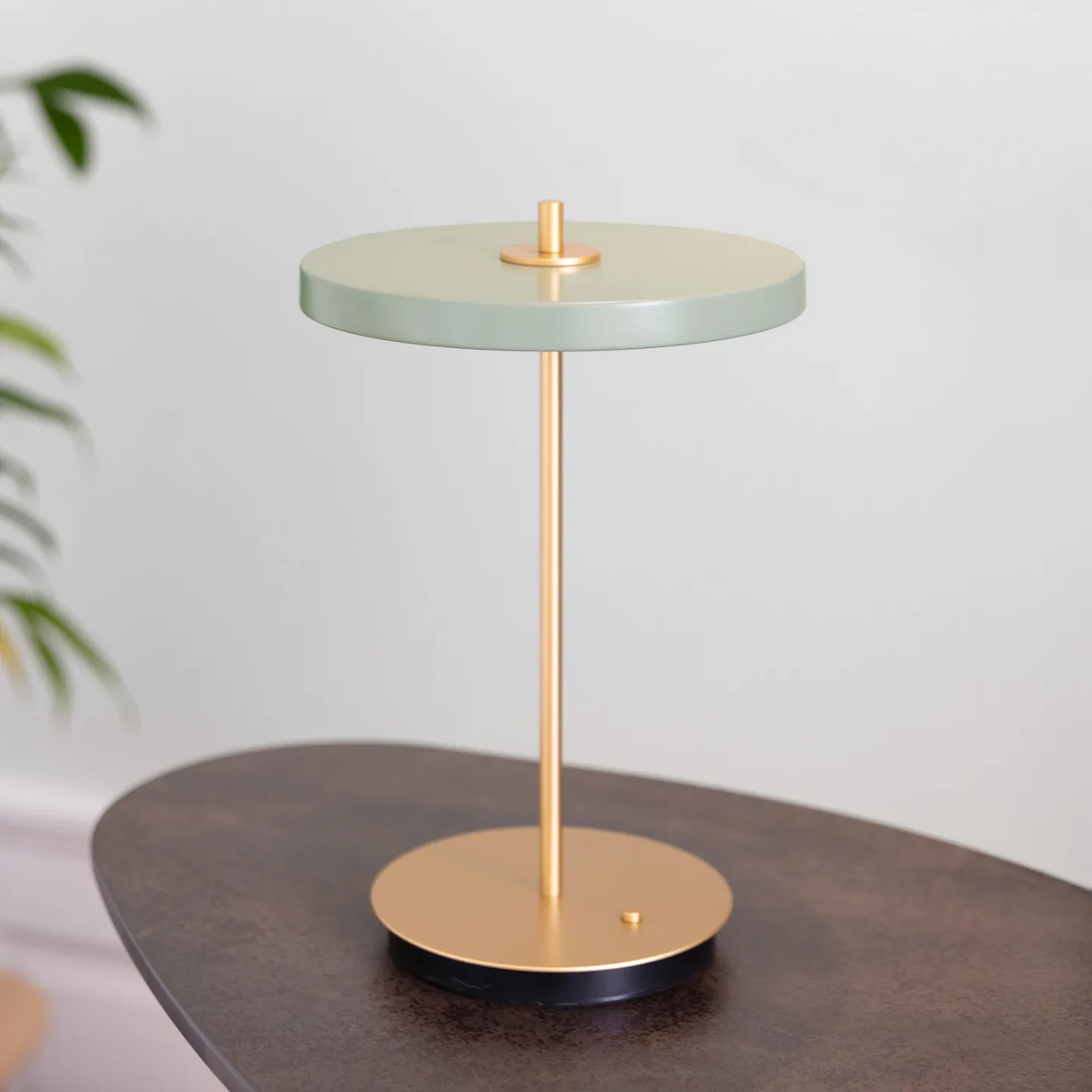 Asteria Move LED-Akku-Tischlampe oliv/messing 31 cm - UMAGE - Wohnzimmer - Design - Metall - Mit Schirm