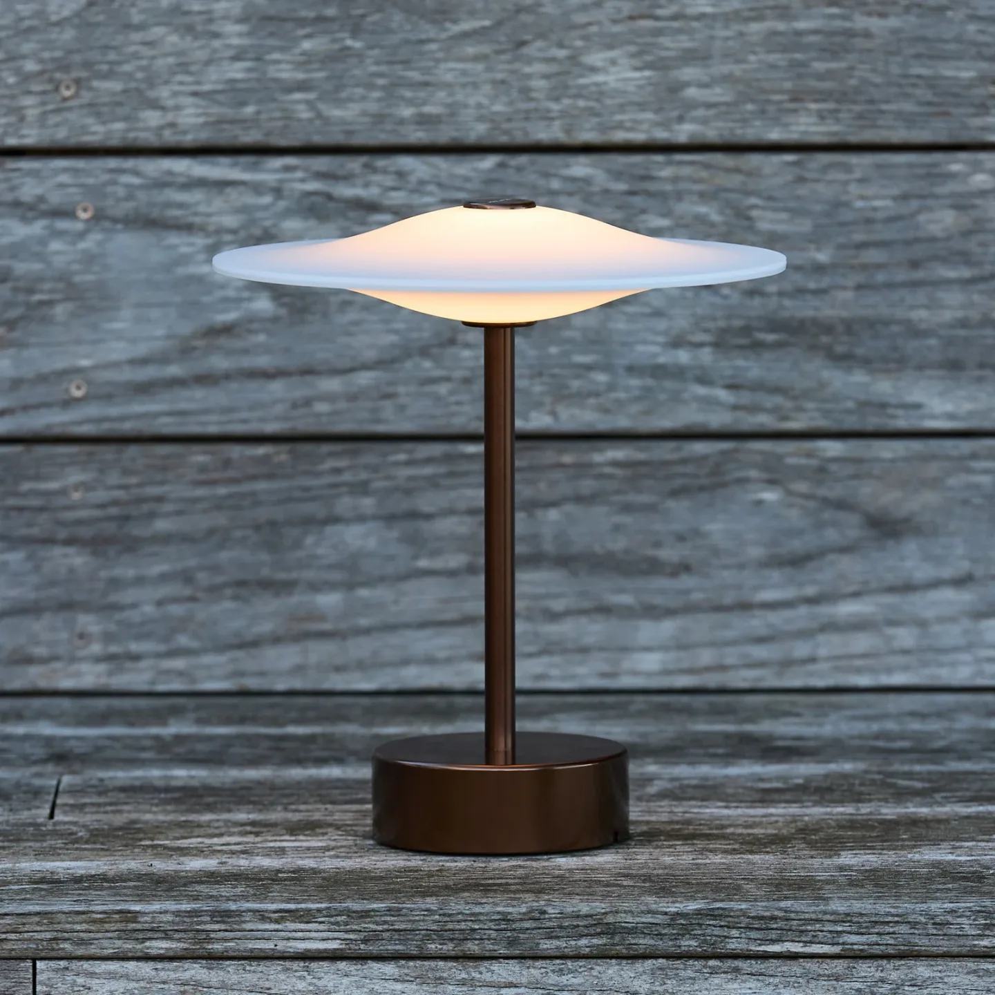 Sinus 22 bærbar LED-bordlampe, bronse, IP44 – Piet Hein - Balkong - Design - Aluminium - Med en lyskilde
