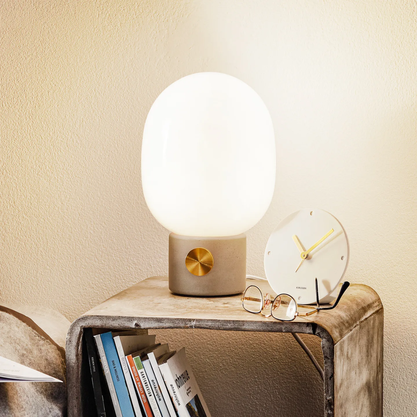 JWDA Bordslampa S Ljusgrå/Mässing - Audo Copenhagen - Vardagsrum - Design - Betong