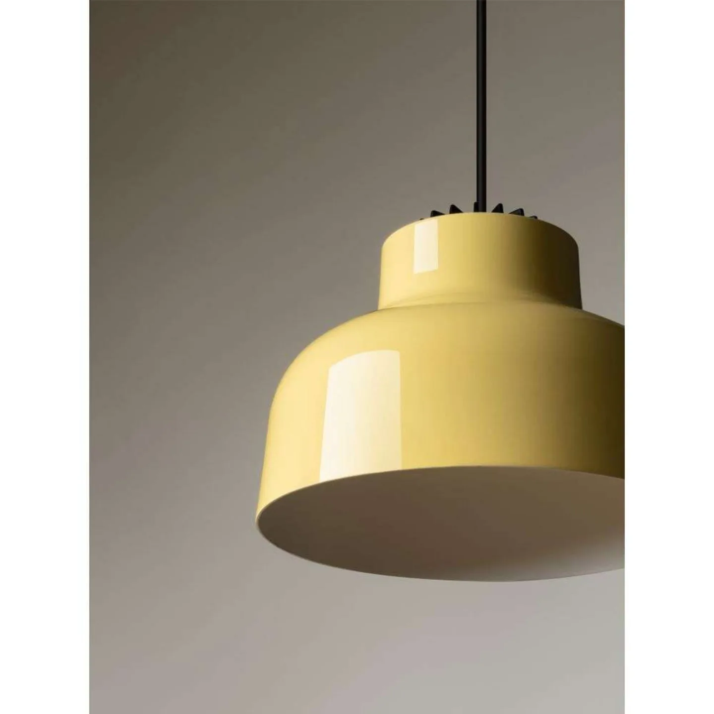 M64 Pendelleuchte Dim. Glossy Vanilla - Santa & Cole - Wohnzimmer - Aluminium