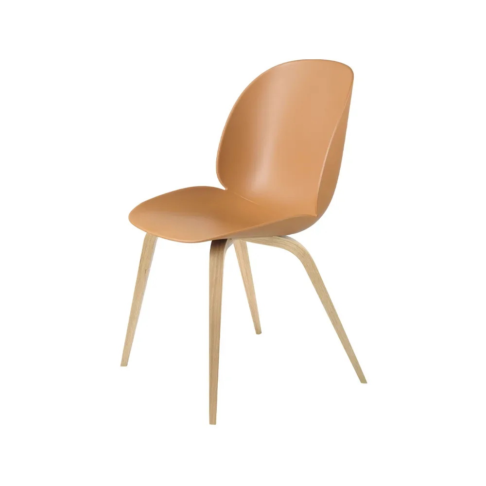 GUBI Beetle stol amber brown, mattlackat ekstativ