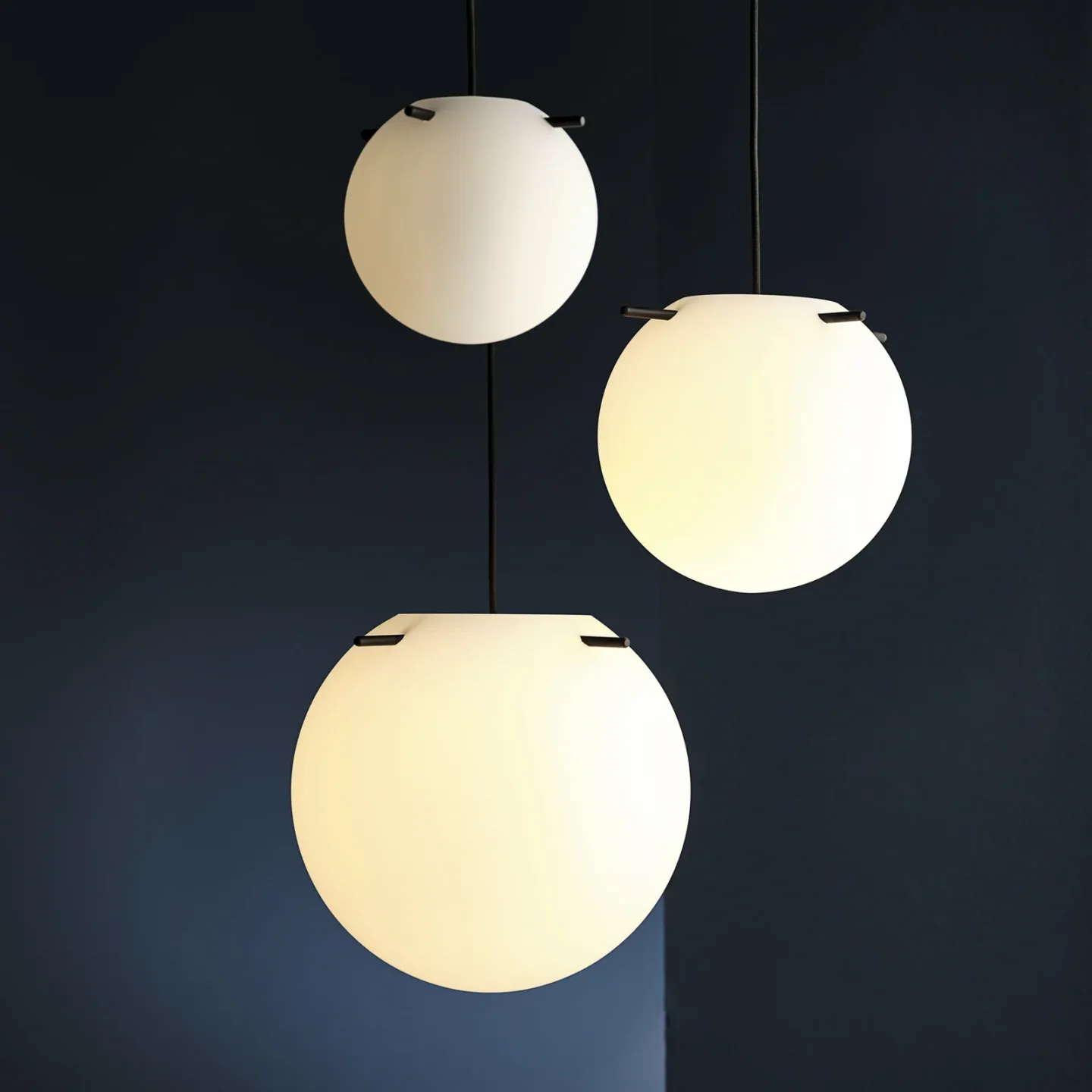 Koi pendellampe Ø25 Opal White/Black - FRANDSEN - Stue - Design - Glass - Med en lyskilde