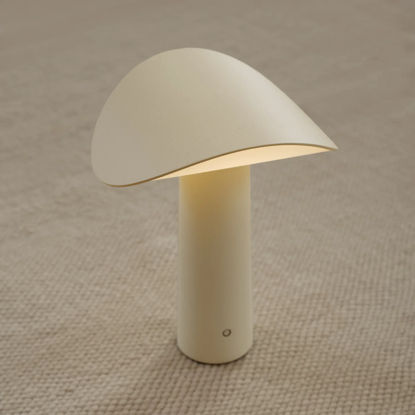 Lium LED-batteridrevet bordlampe, lysegul, 2700 K, USB - GEJST - Stue - Moderne - Aluminium - Med en lyskilde